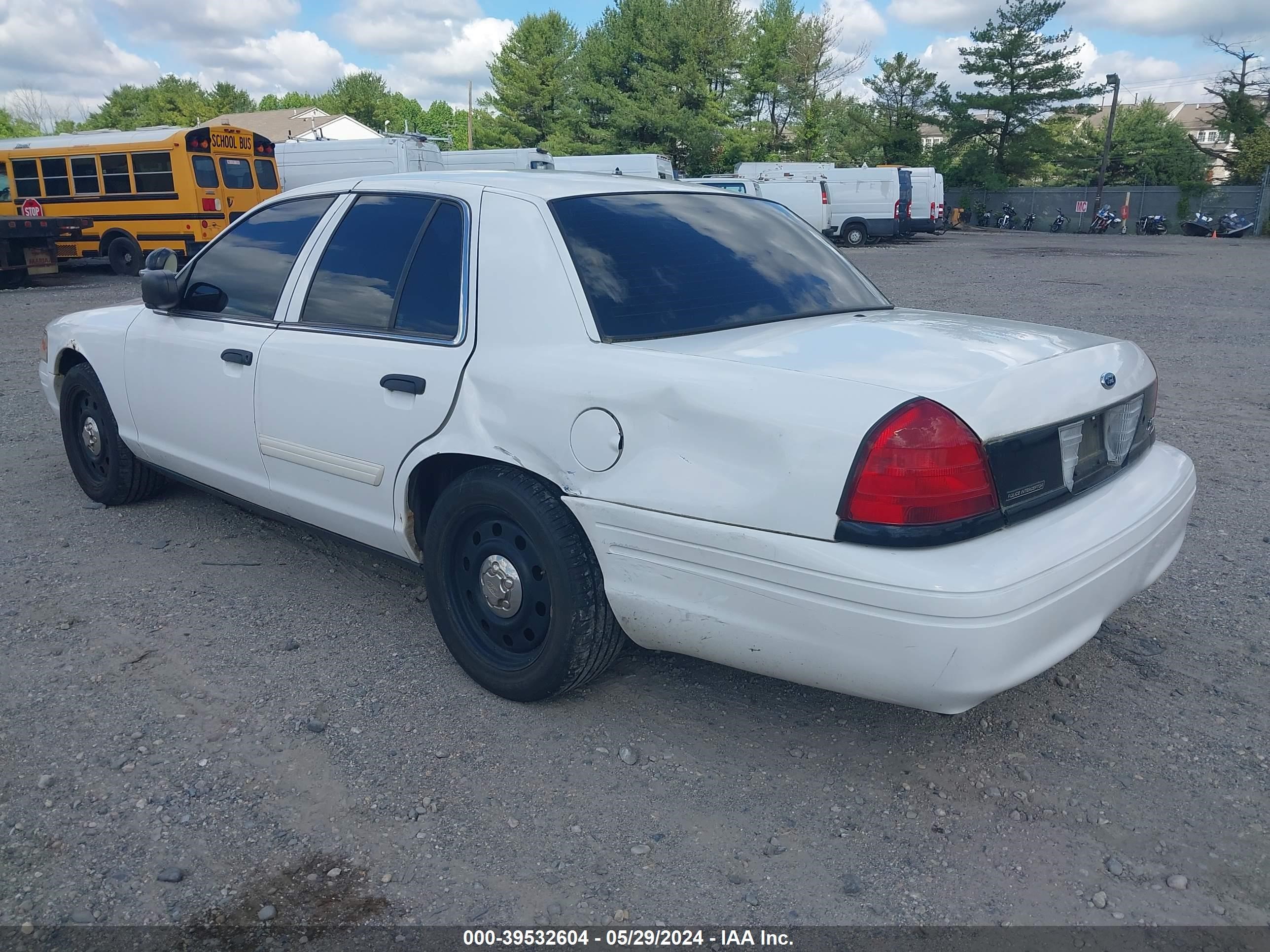 Photo 2 VIN: 2FABP7BV4BX168496 - FORD CROWN VICTORIA 