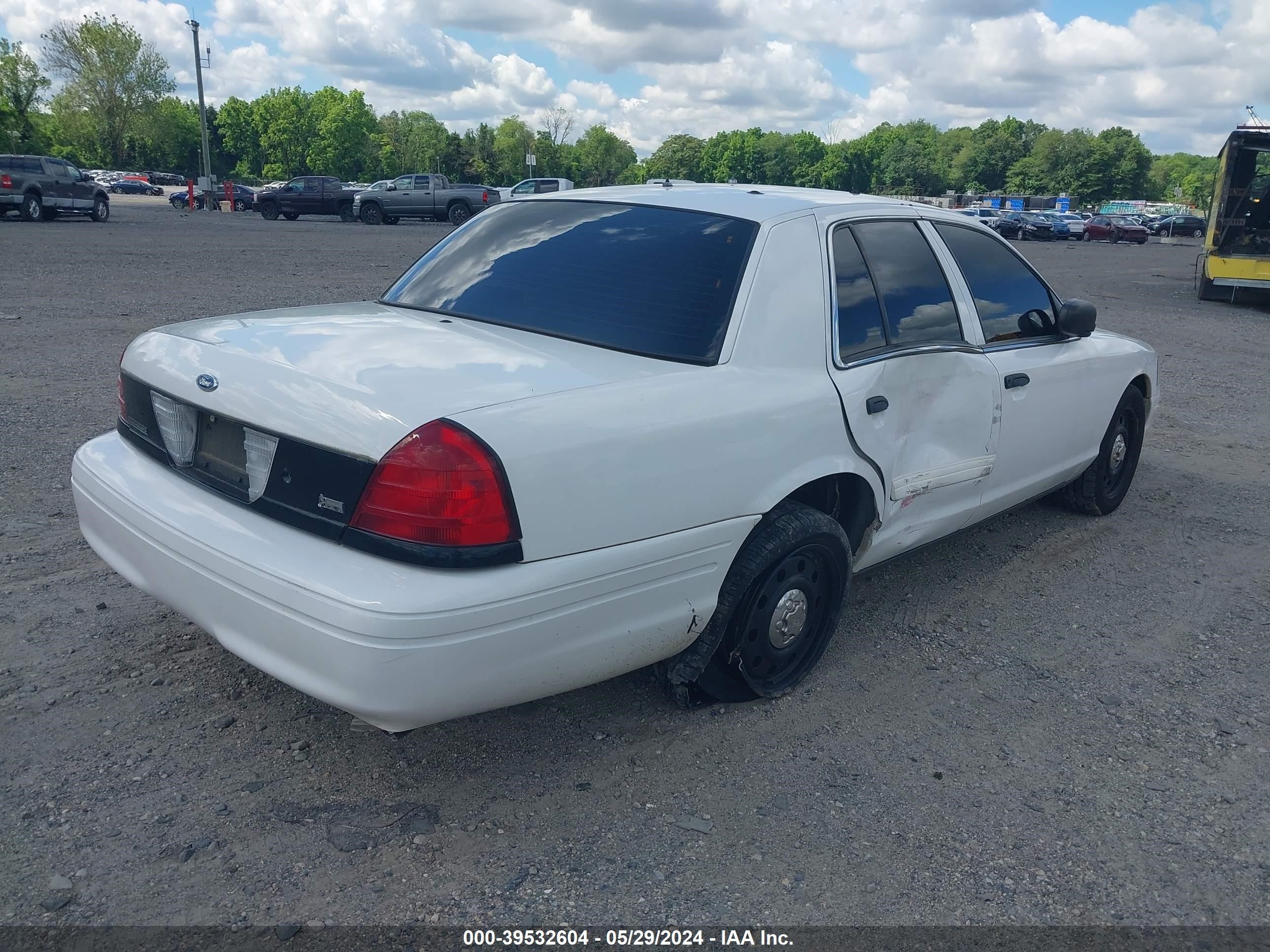 Photo 3 VIN: 2FABP7BV4BX168496 - FORD CROWN VICTORIA 