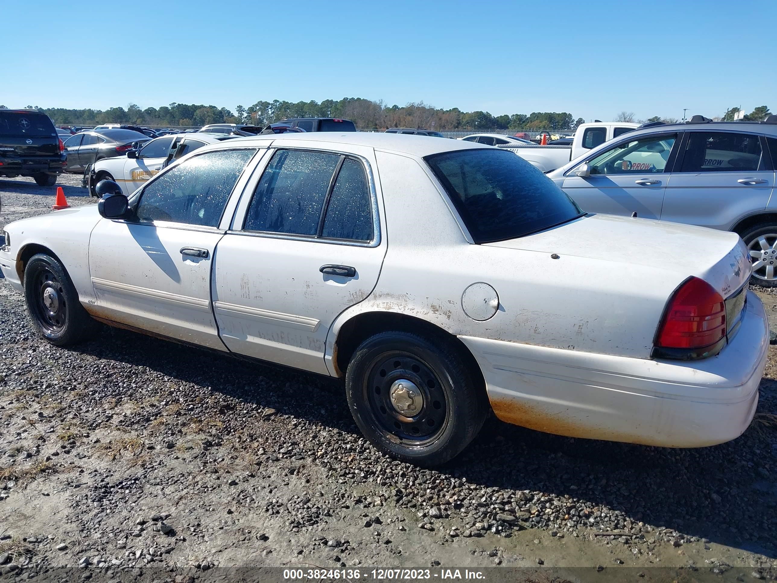 Photo 2 VIN: 2FABP7BV5AX110704 - FORD CROWN VICTORIA 