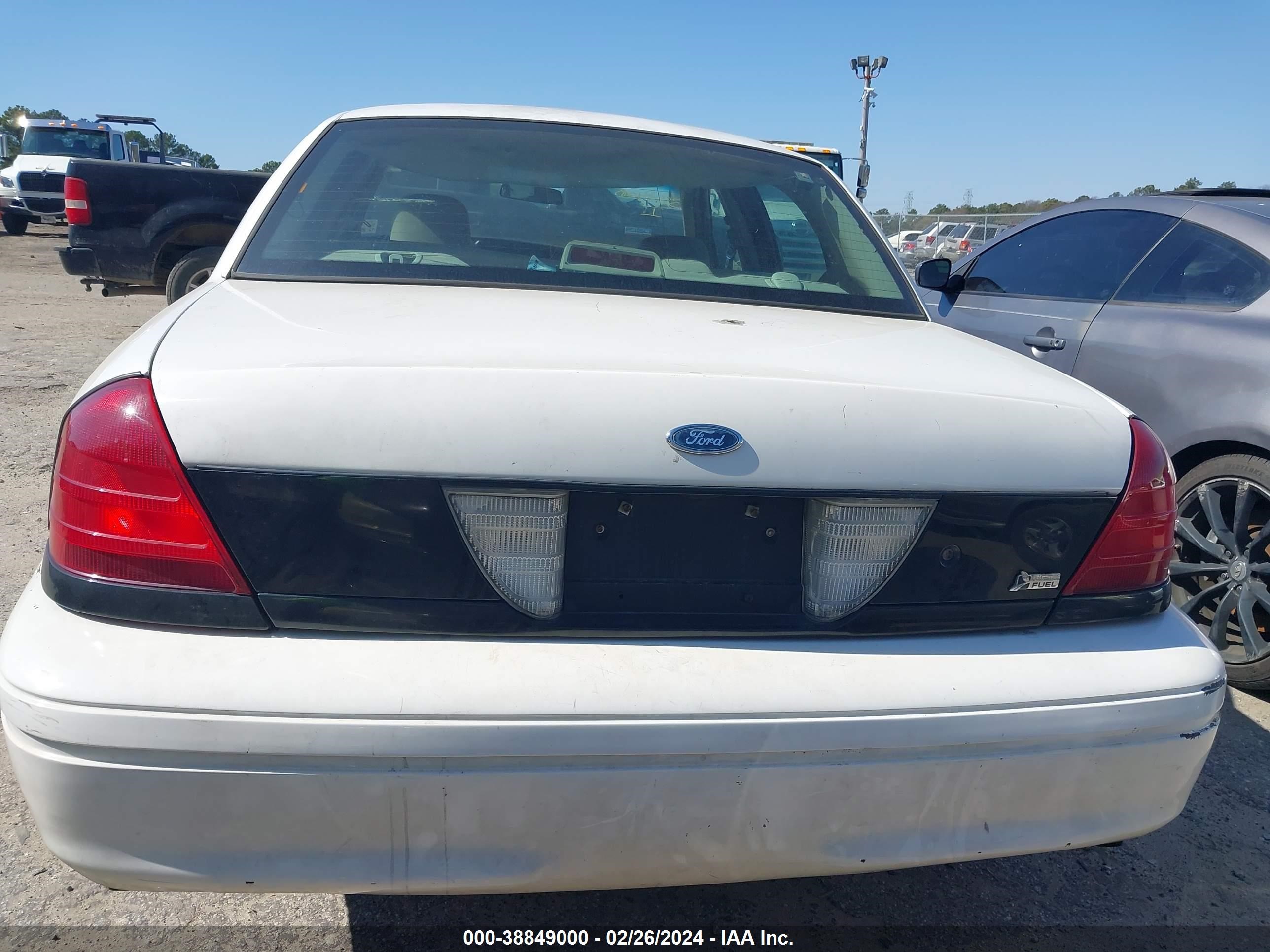 Photo 15 VIN: 2FABP7BV9AX121138 - FORD CROWN VICTORIA 