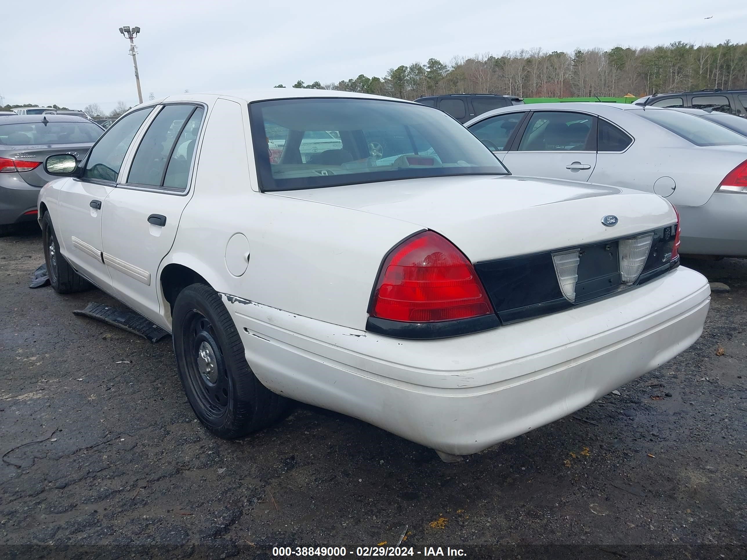 Photo 2 VIN: 2FABP7BV9AX121138 - FORD CROWN VICTORIA 