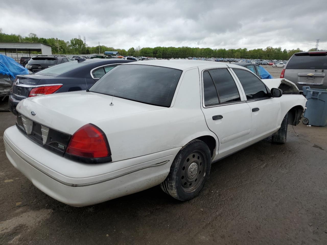 Photo 2 VIN: 2FABP7BVXBX111123 - FORD CROWN VICTORIA 