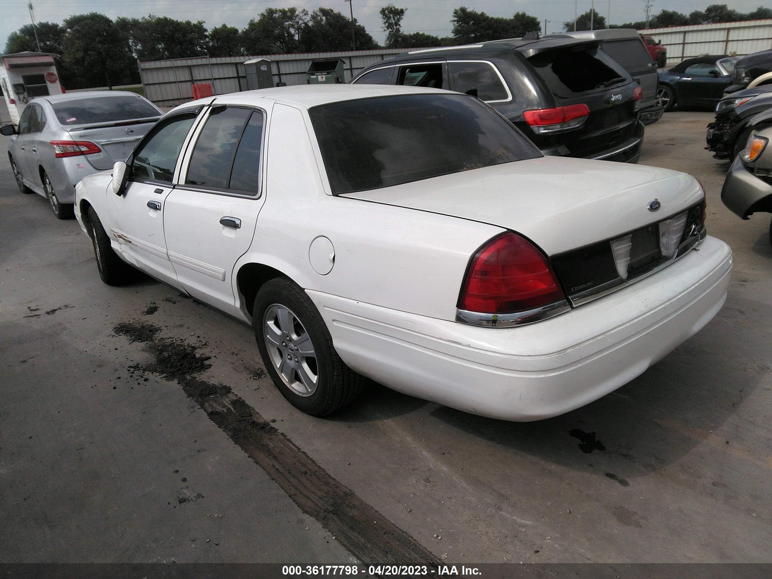 Photo 2 VIN: 2FABP7EV1BX130414 - FORD CROWN VICTORIA 