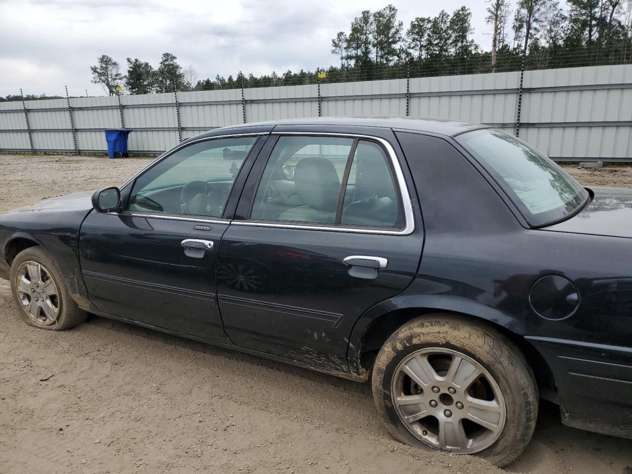 Photo 1 VIN: 2FABP7EV1BX177488 - FORD CROWN VICTORIA 