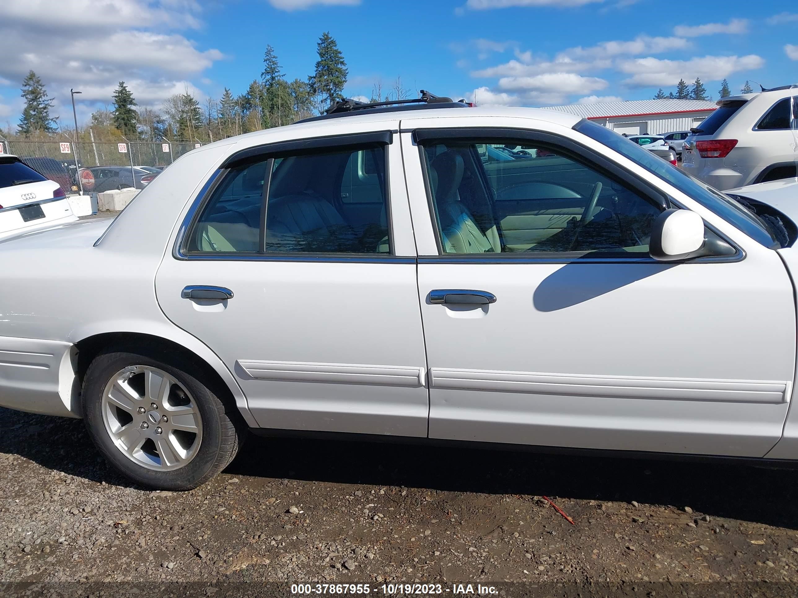 Photo 12 VIN: 2FABP7EV4BX130424 - FORD CROWN VICTORIA 