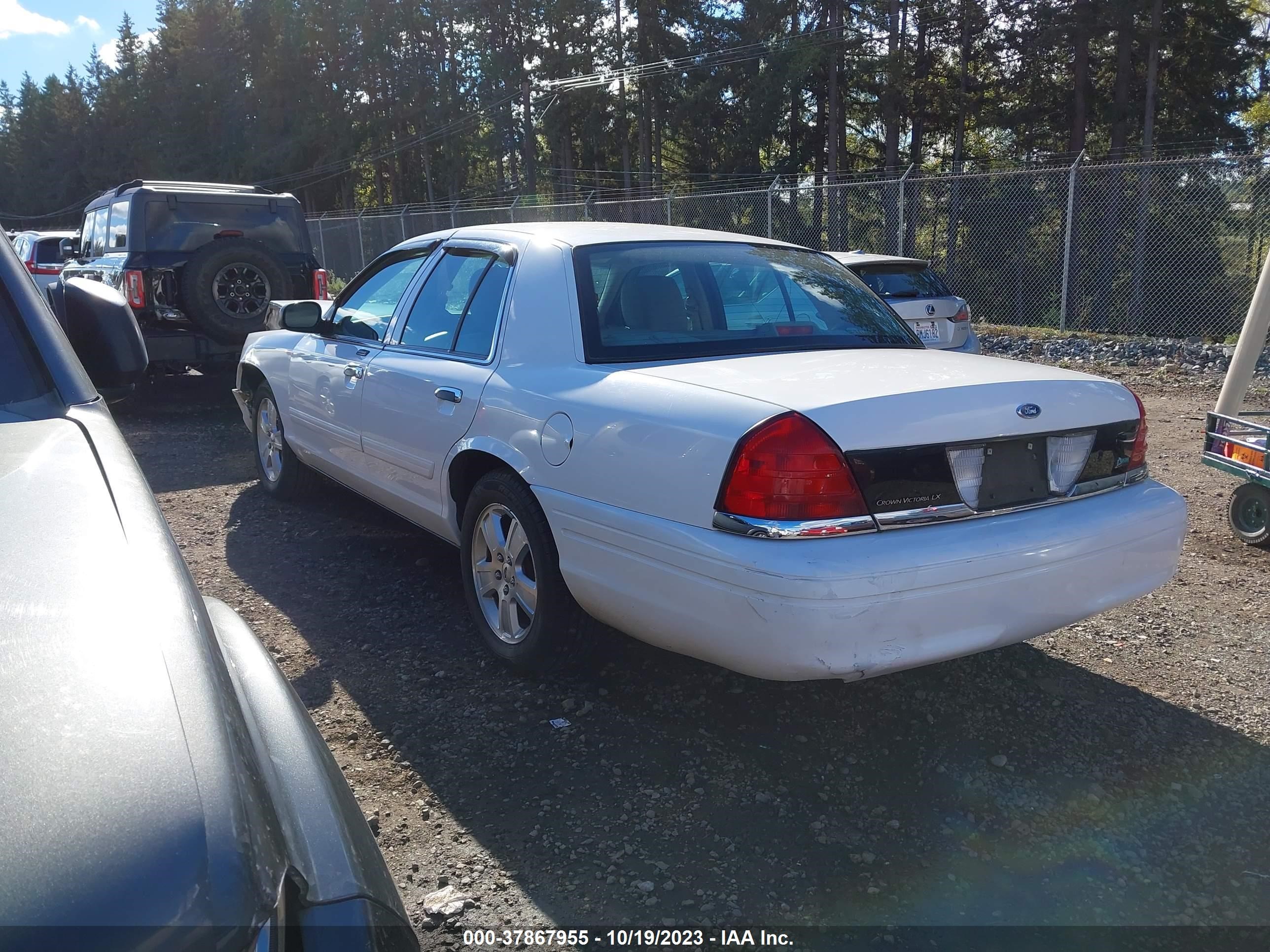 Photo 2 VIN: 2FABP7EV4BX130424 - FORD CROWN VICTORIA 