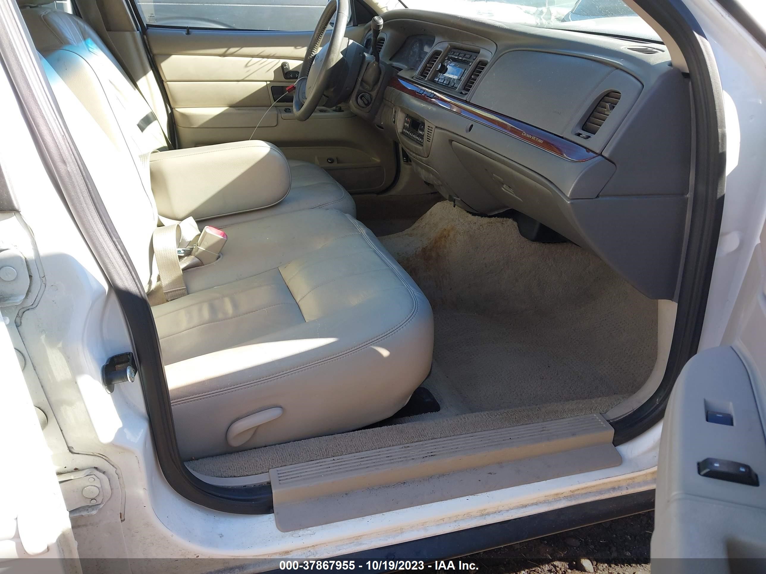 Photo 4 VIN: 2FABP7EV4BX130424 - FORD CROWN VICTORIA 