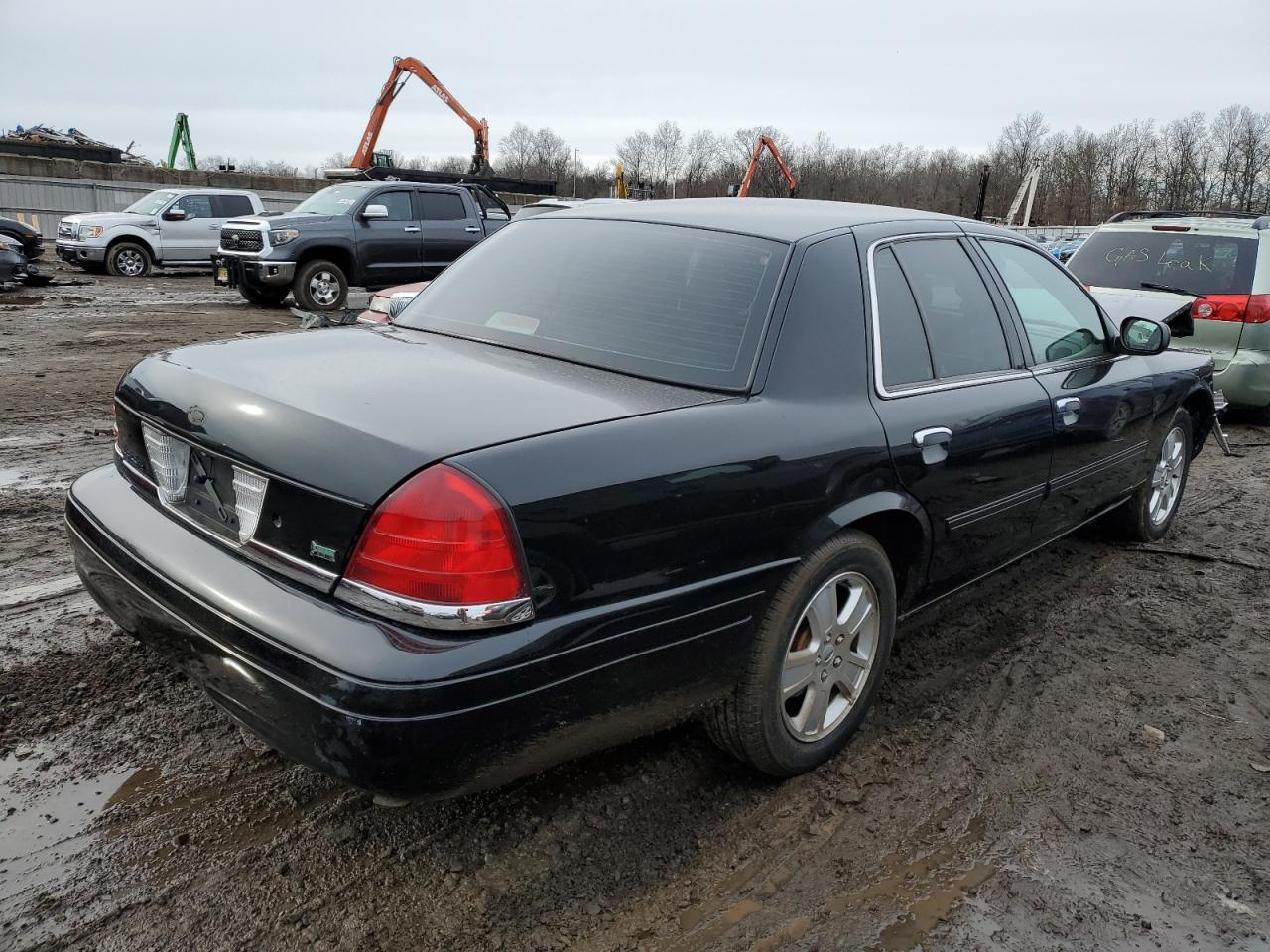 Photo 2 VIN: 2FABP7EV4BX183947 - FORD CROWN VICTORIA 