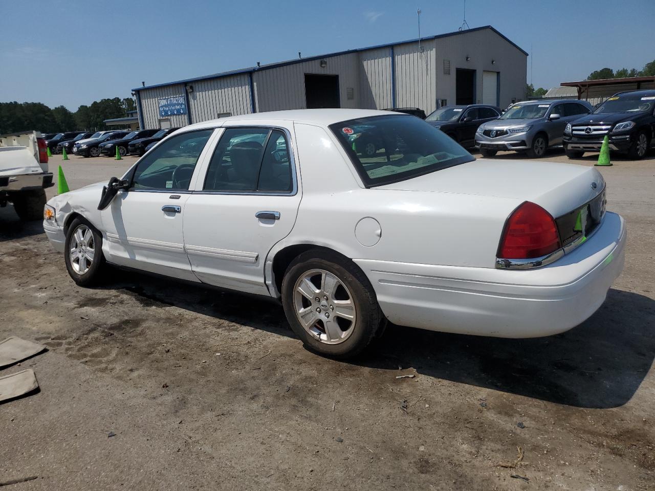 Photo 1 VIN: 2FABP7EV6BX175185 - FORD CROWN VICTORIA 