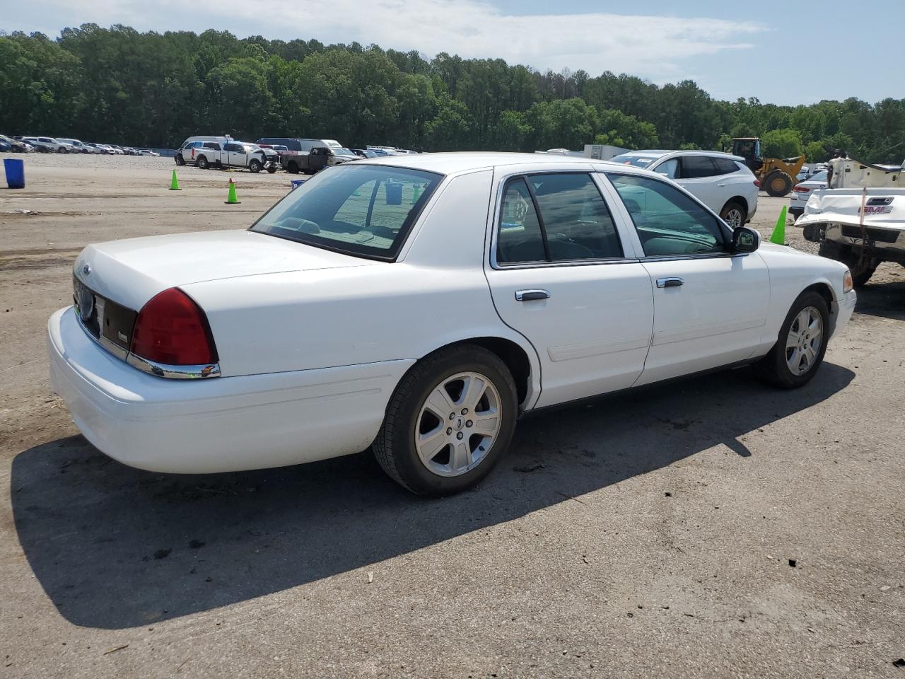 Photo 2 VIN: 2FABP7EV6BX175185 - FORD CROWN VICTORIA 