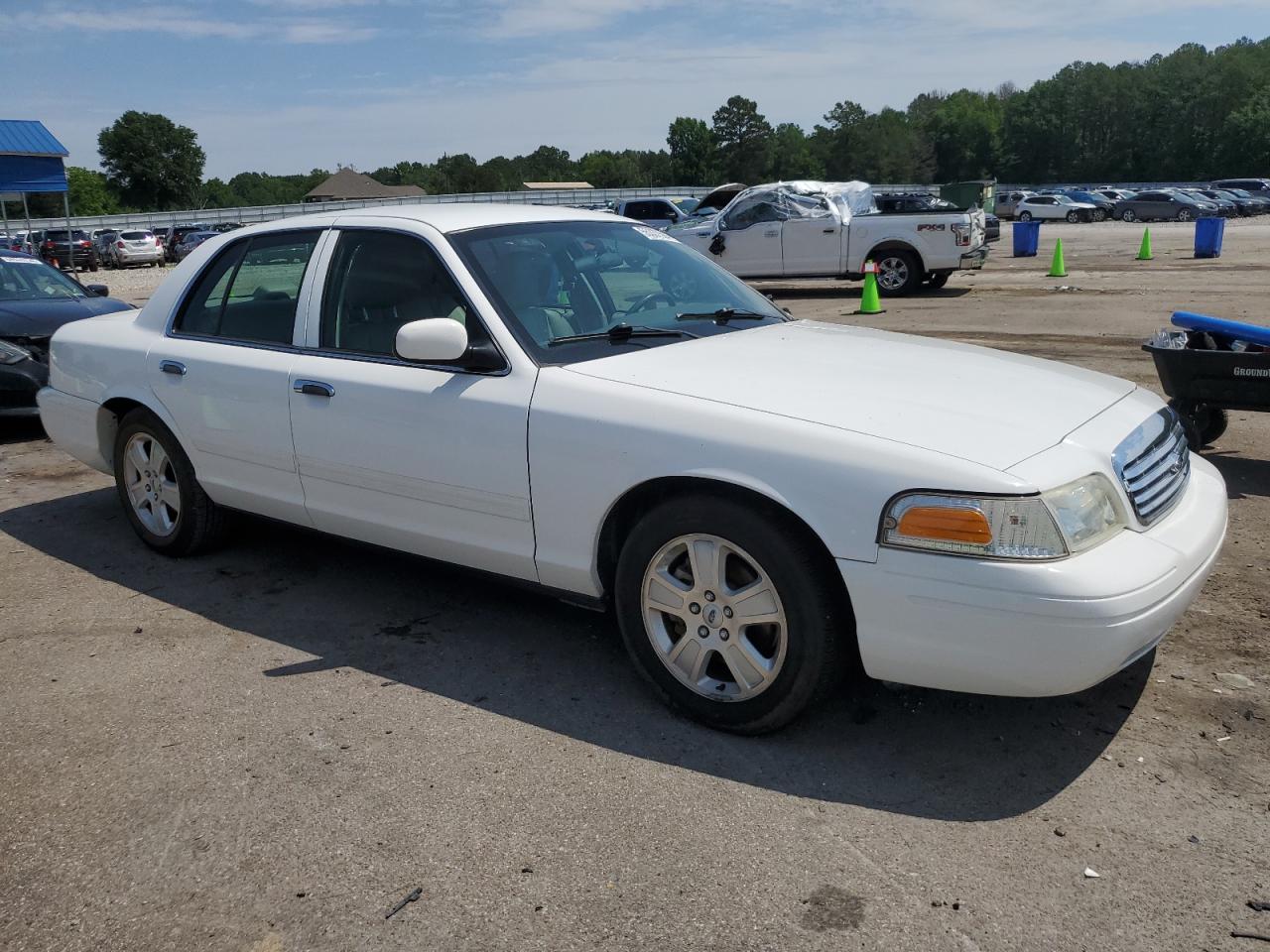 Photo 3 VIN: 2FABP7EV6BX175185 - FORD CROWN VICTORIA 