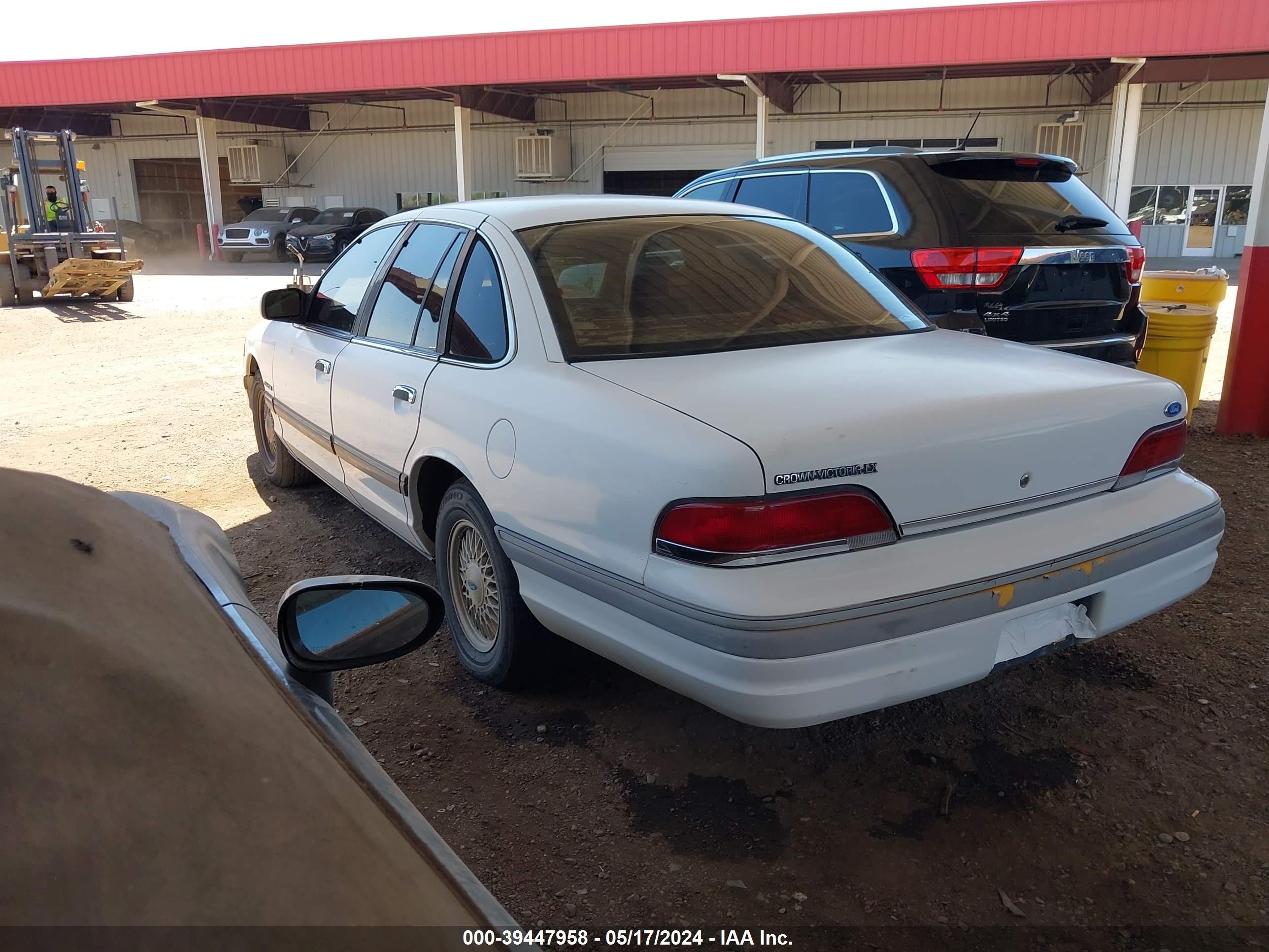 Photo 2 VIN: 2FACP74W0NX172740 - FORD CROWN VICTORIA 