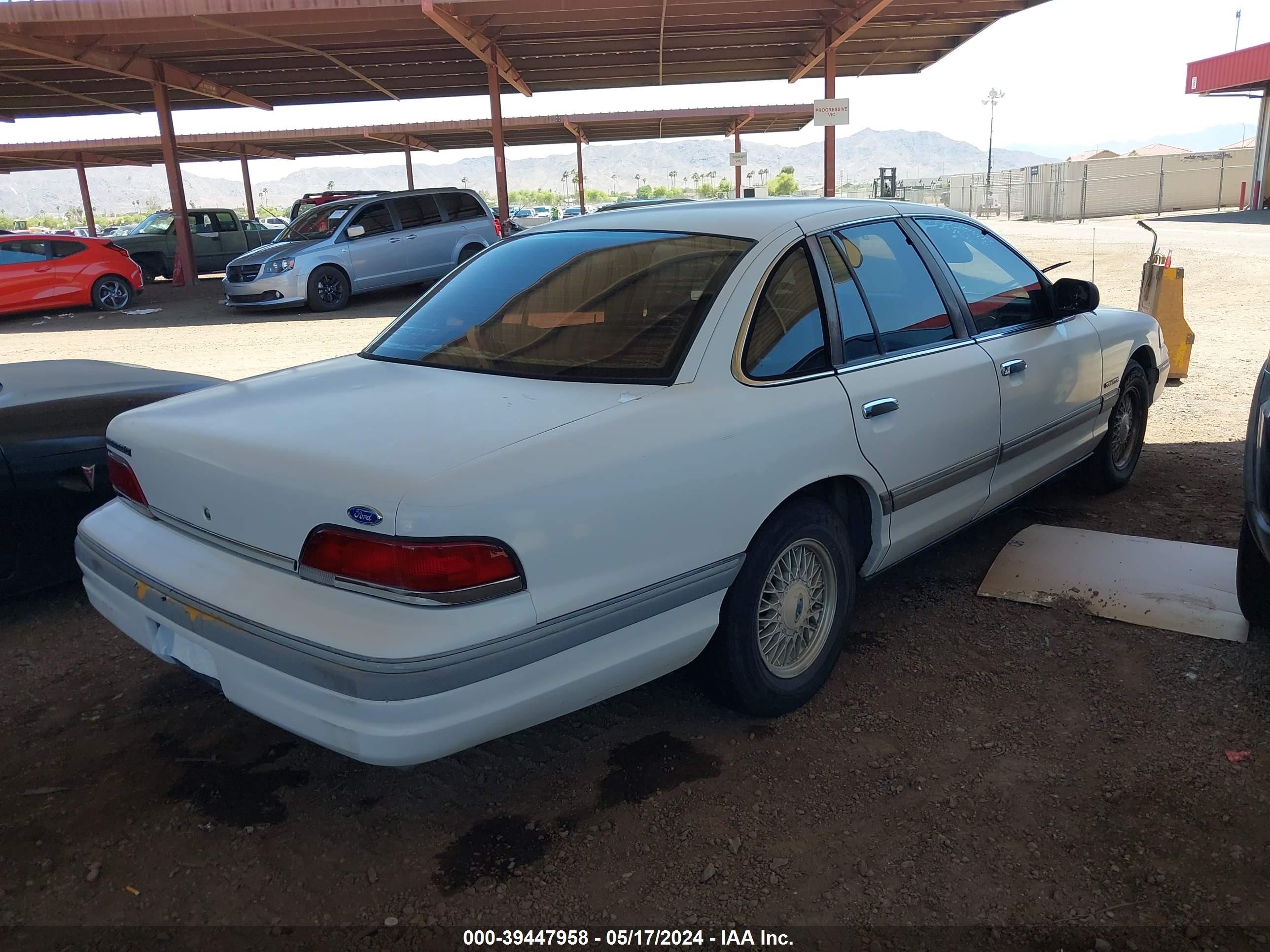 Photo 3 VIN: 2FACP74W0NX172740 - FORD CROWN VICTORIA 