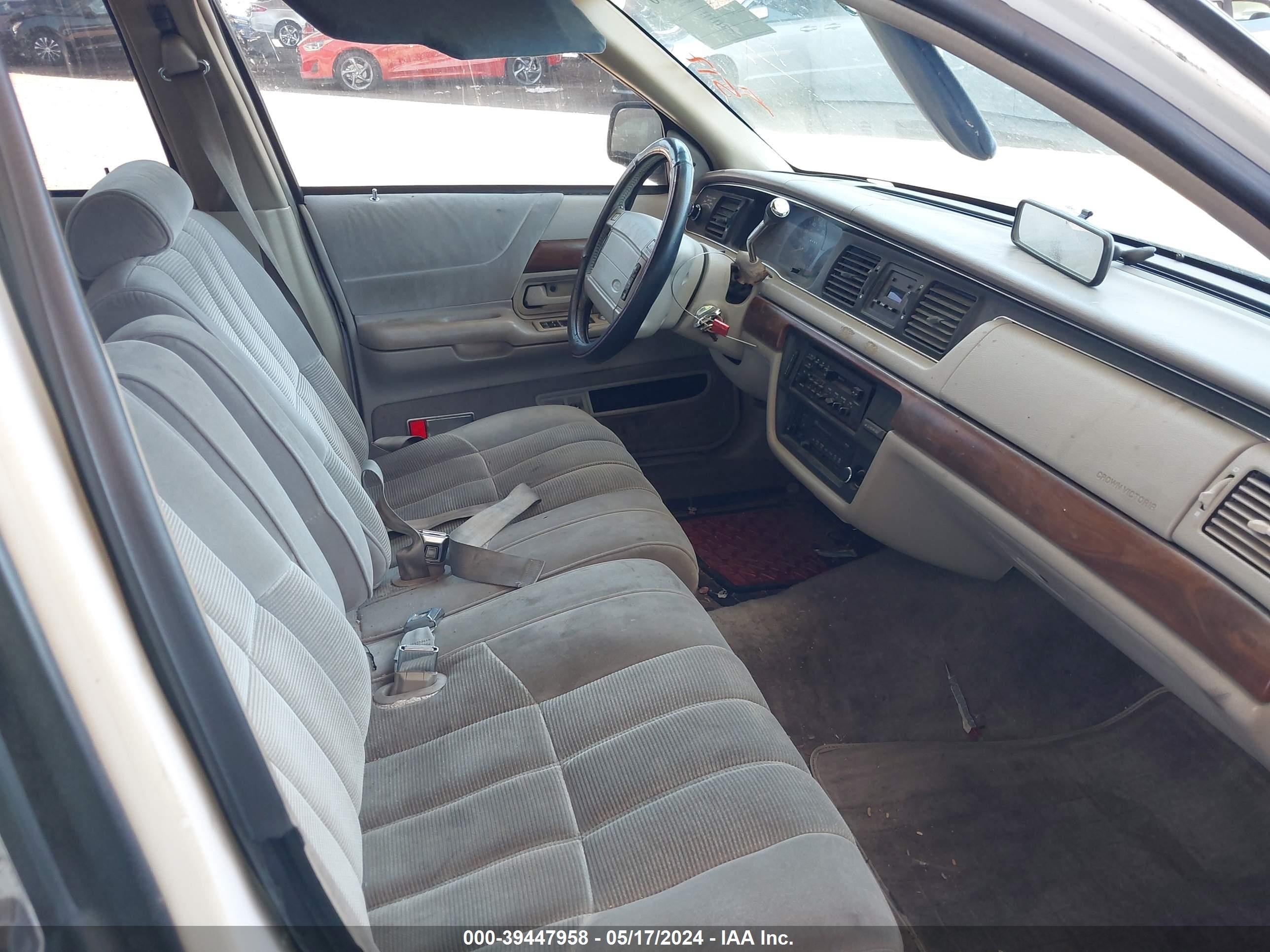 Photo 4 VIN: 2FACP74W0NX172740 - FORD CROWN VICTORIA 