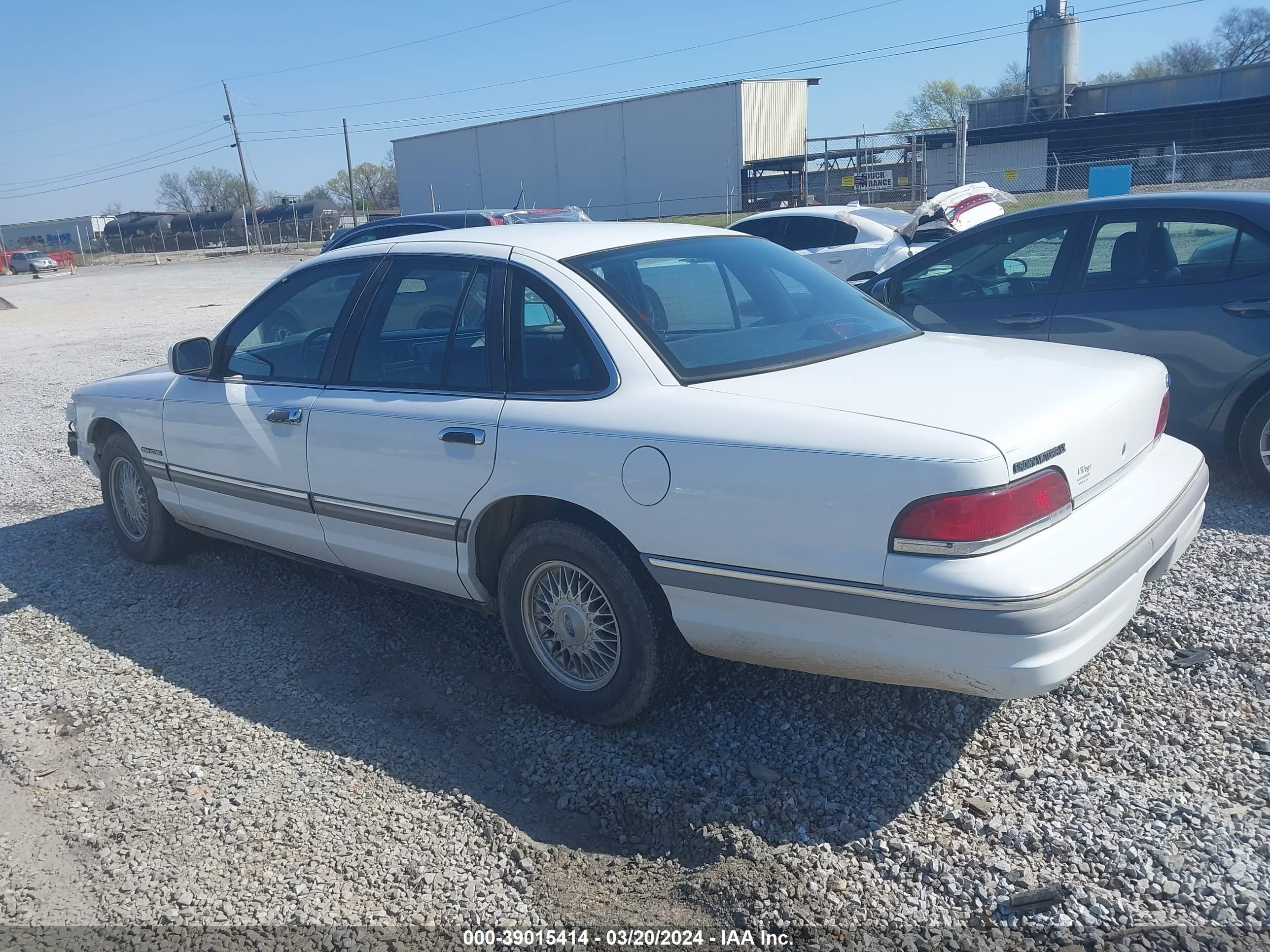 Photo 2 VIN: 2FACP74W9NX232773 - FORD CROWN VICTORIA 