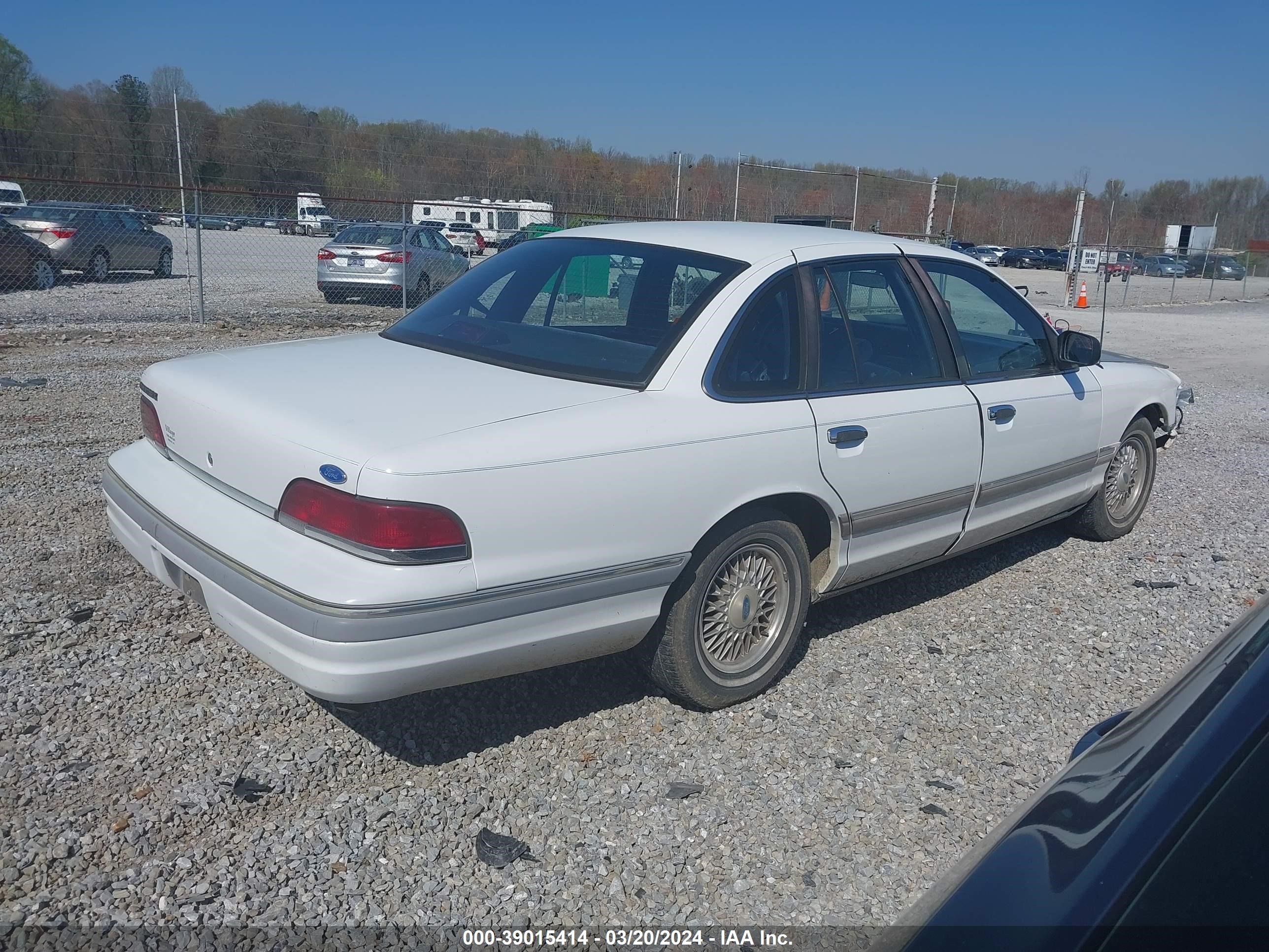 Photo 3 VIN: 2FACP74W9NX232773 - FORD CROWN VICTORIA 