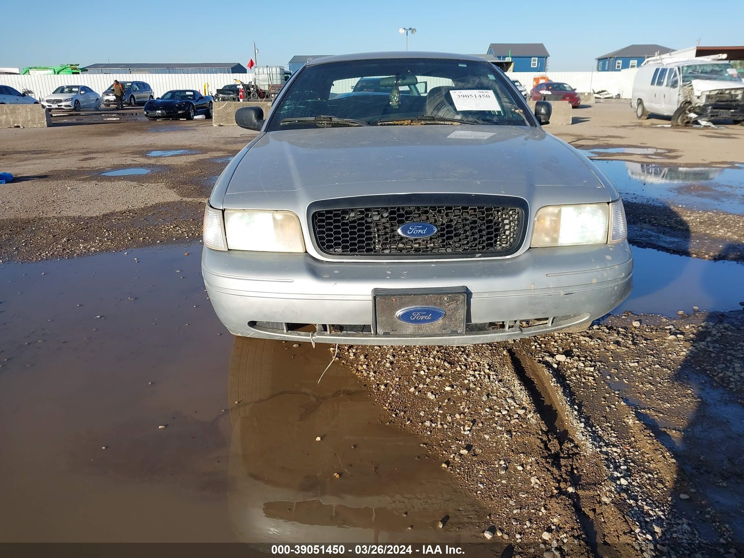 Photo 11 VIN: 2FAFP71V28X128476 - FORD CROWN VICTORIA 