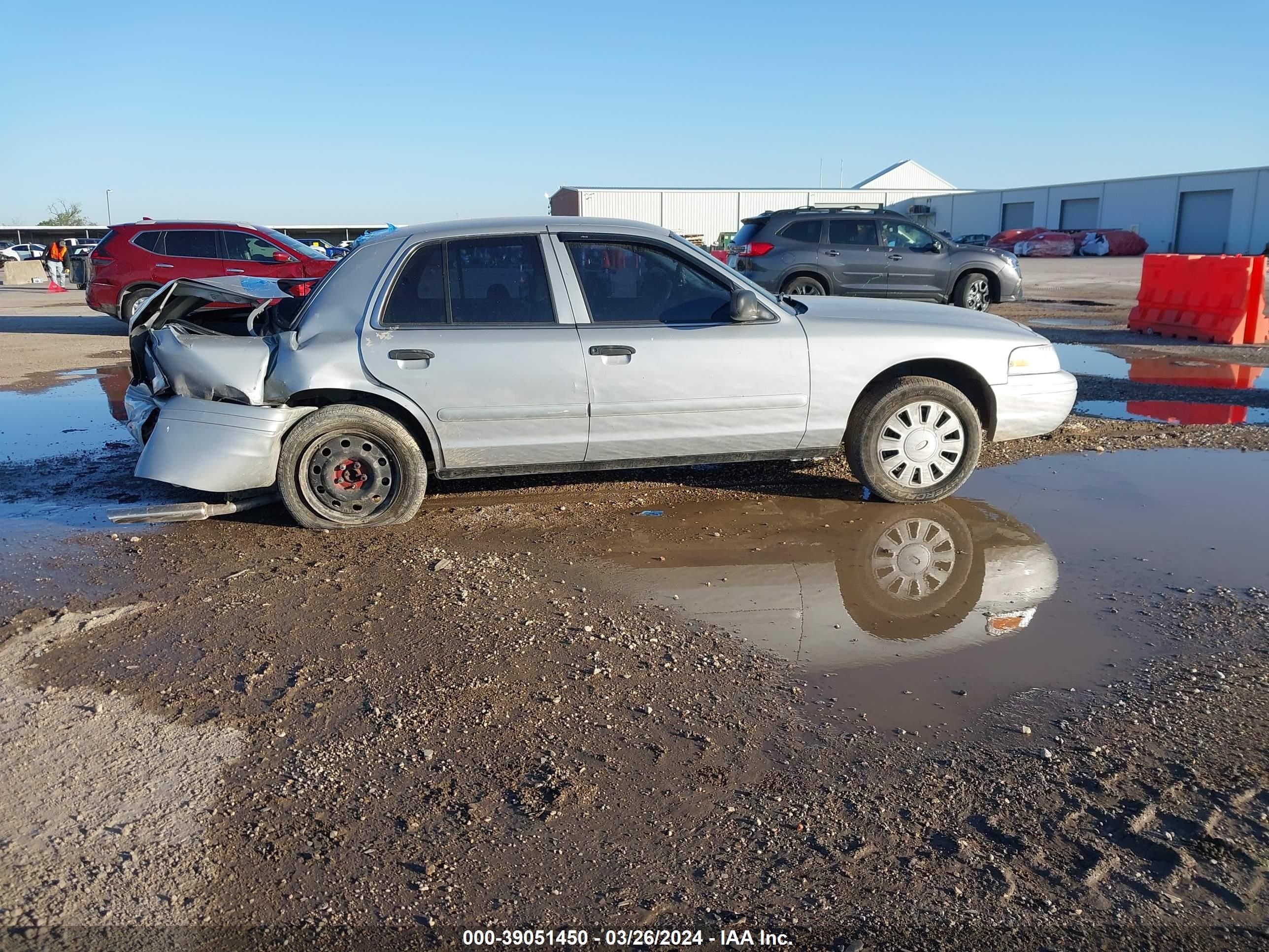 Photo 12 VIN: 2FAFP71V28X128476 - FORD CROWN VICTORIA 