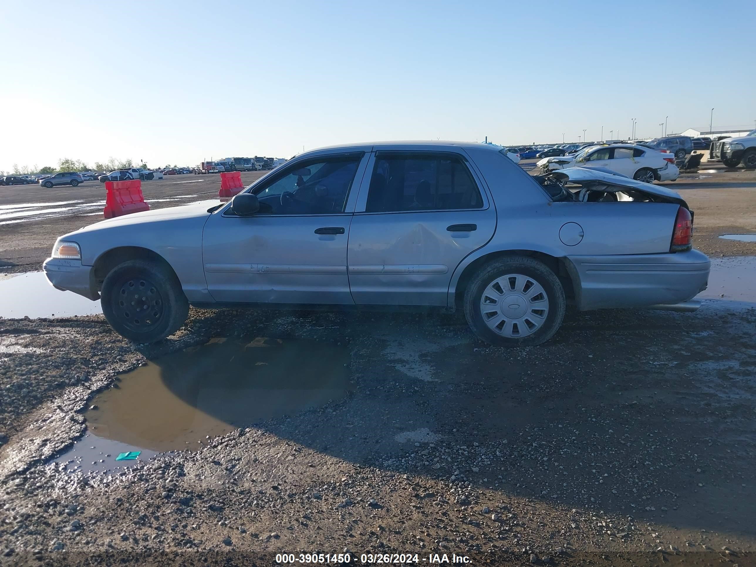 Photo 13 VIN: 2FAFP71V28X128476 - FORD CROWN VICTORIA 