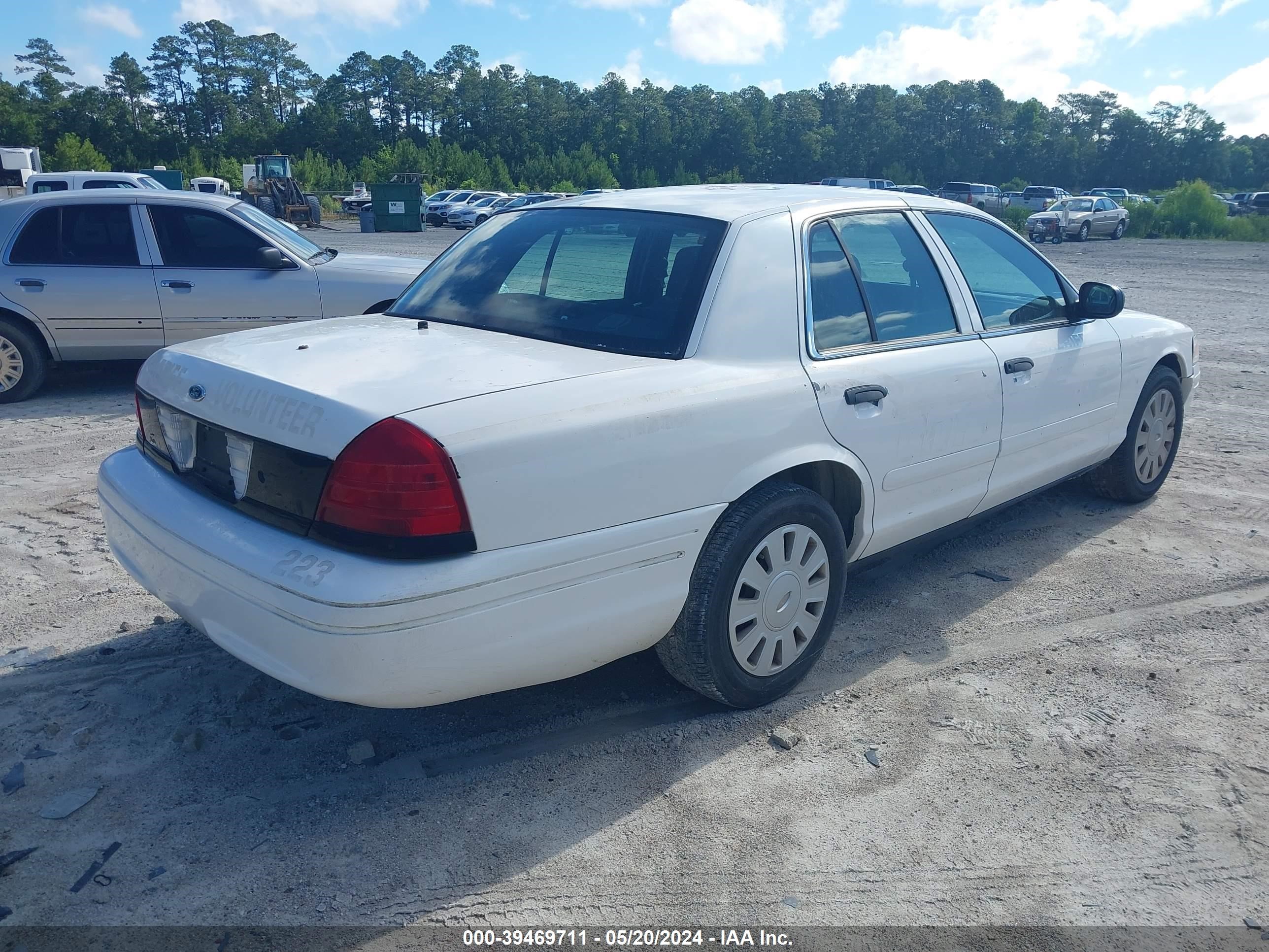 Photo 3 VIN: 2FAFP71V38X106146 - FORD CROWN VICTORIA 