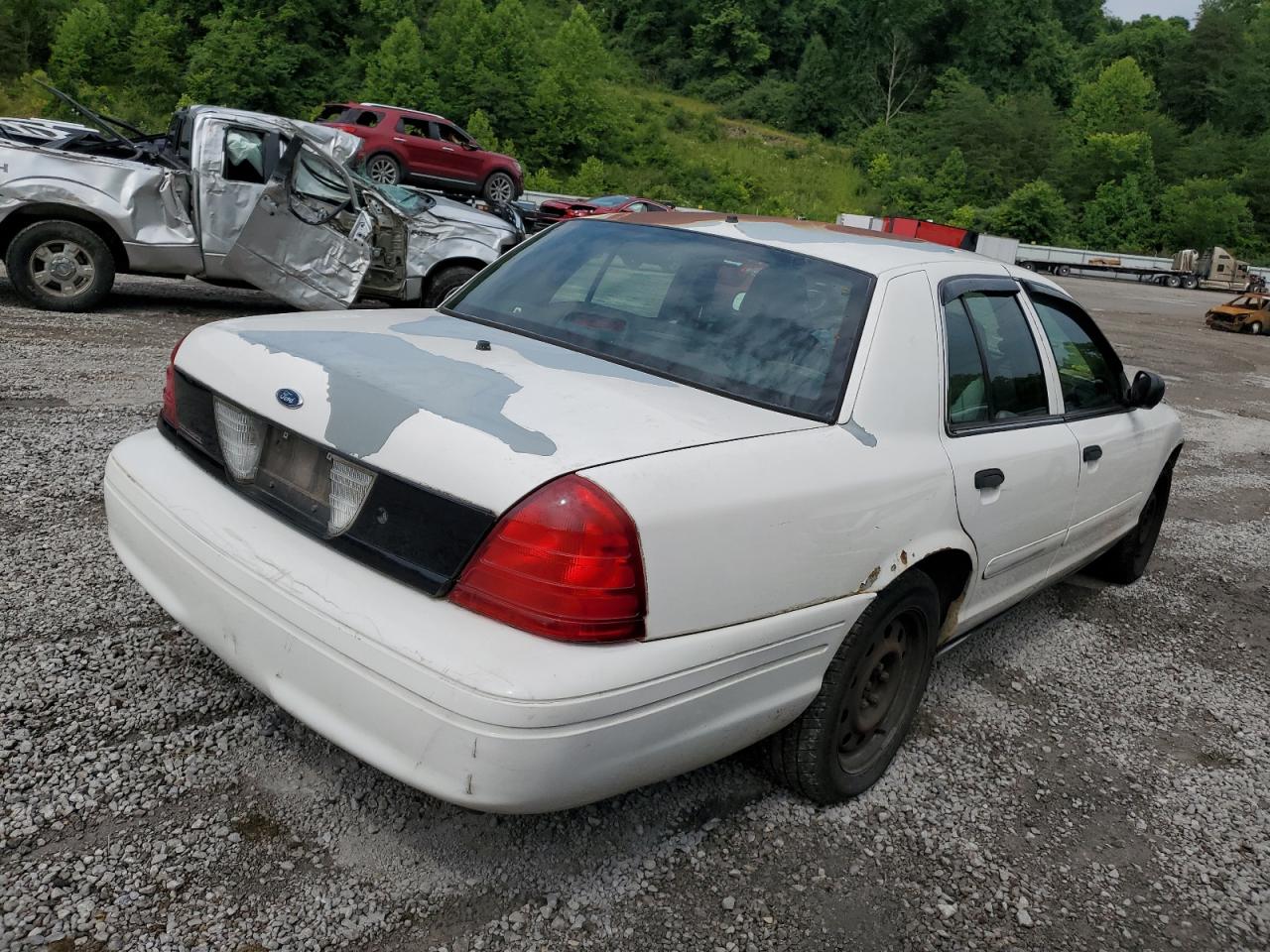 Photo 2 VIN: 2FAFP71V48X112098 - FORD CROWN VICTORIA 