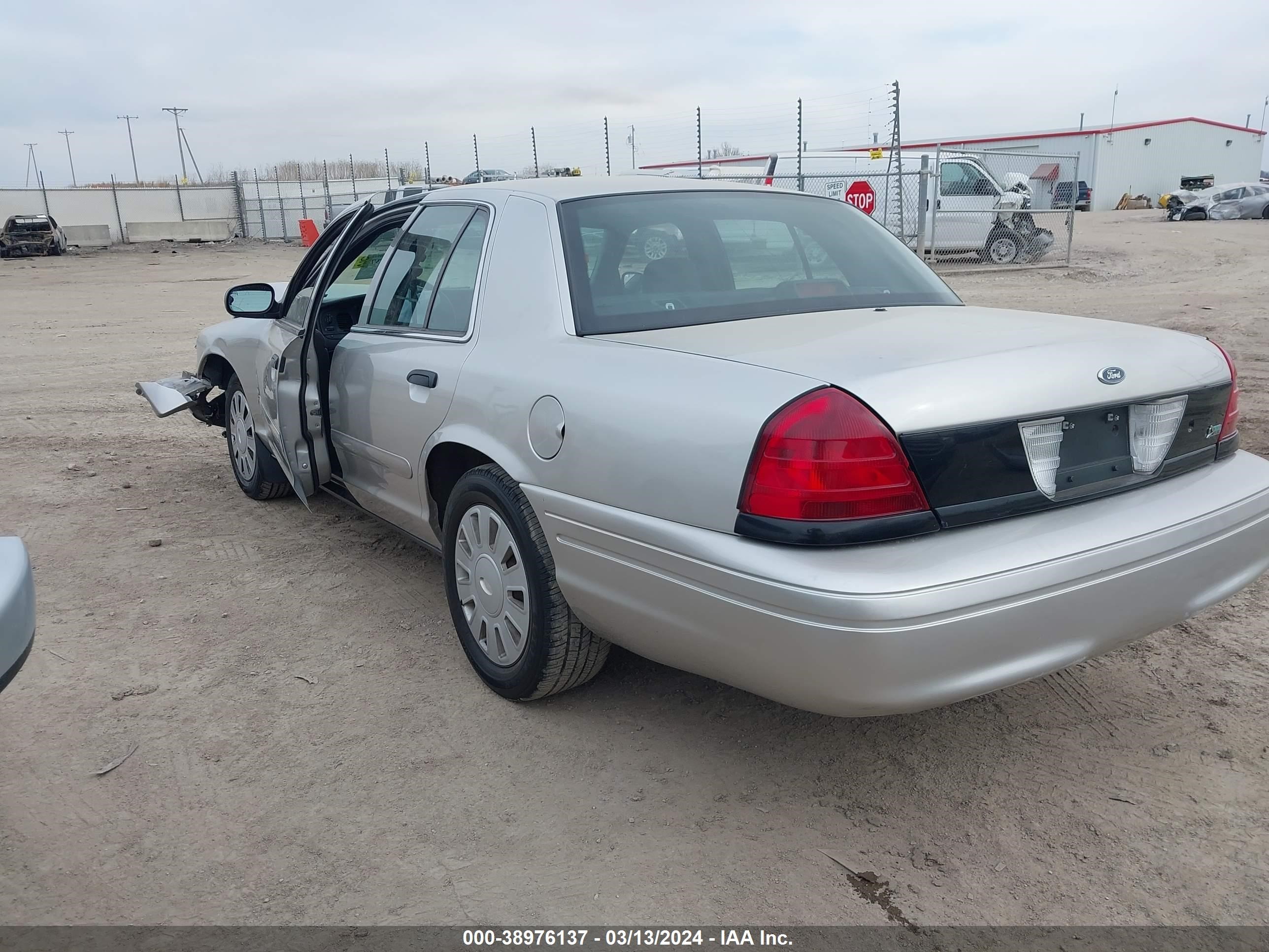 Photo 2 VIN: 2FAFP71V48X139723 - FORD CROWN VICTORIA 