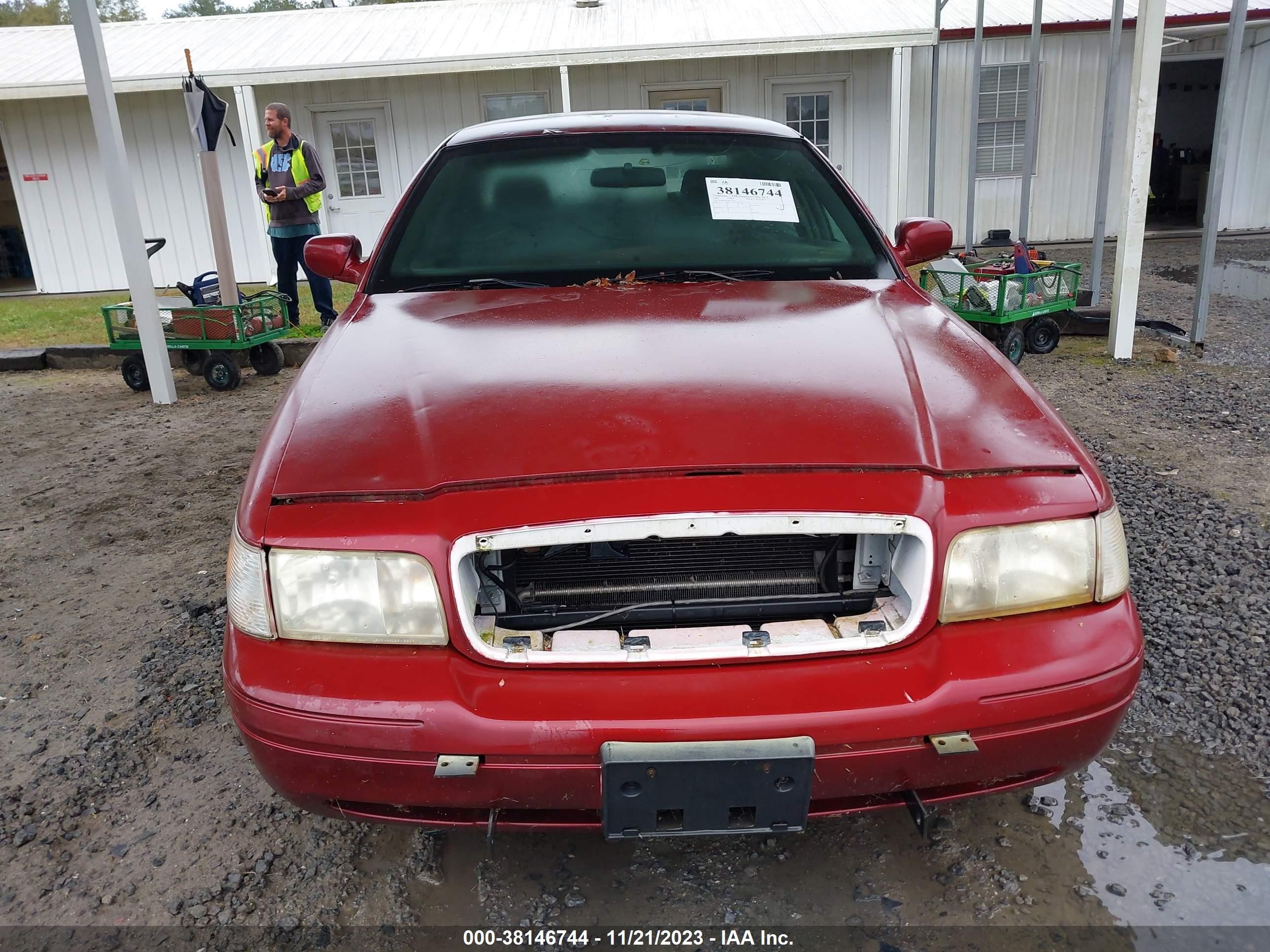 Photo 11 VIN: 2FAFP71V48X170521 - FORD CROWN VICTORIA 