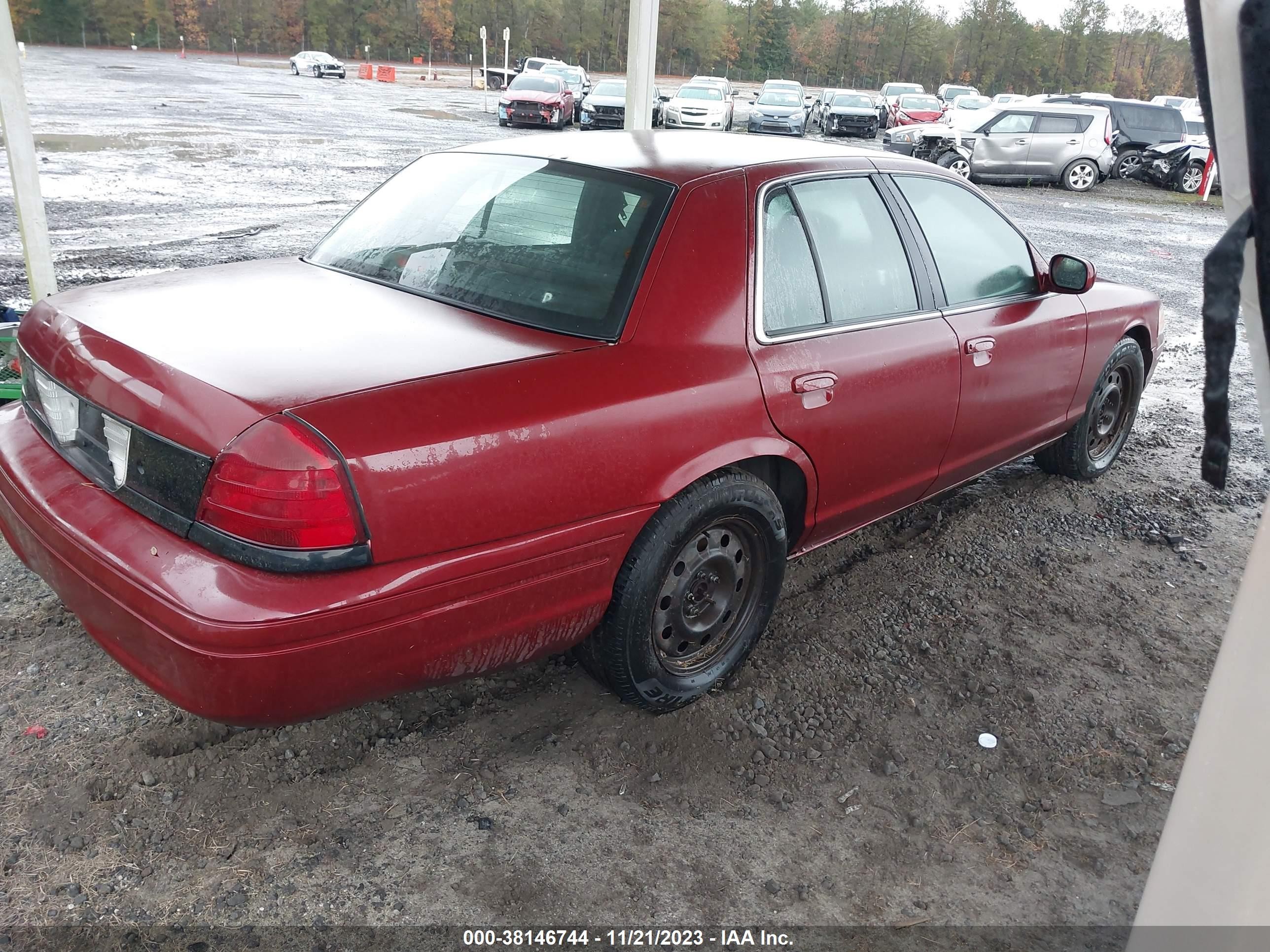 Photo 3 VIN: 2FAFP71V48X170521 - FORD CROWN VICTORIA 