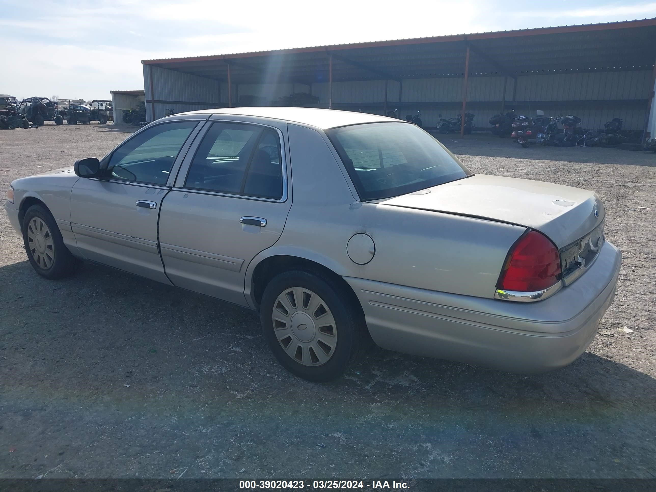 Photo 2 VIN: 2FAFP71V68X168835 - FORD CROWN VICTORIA 