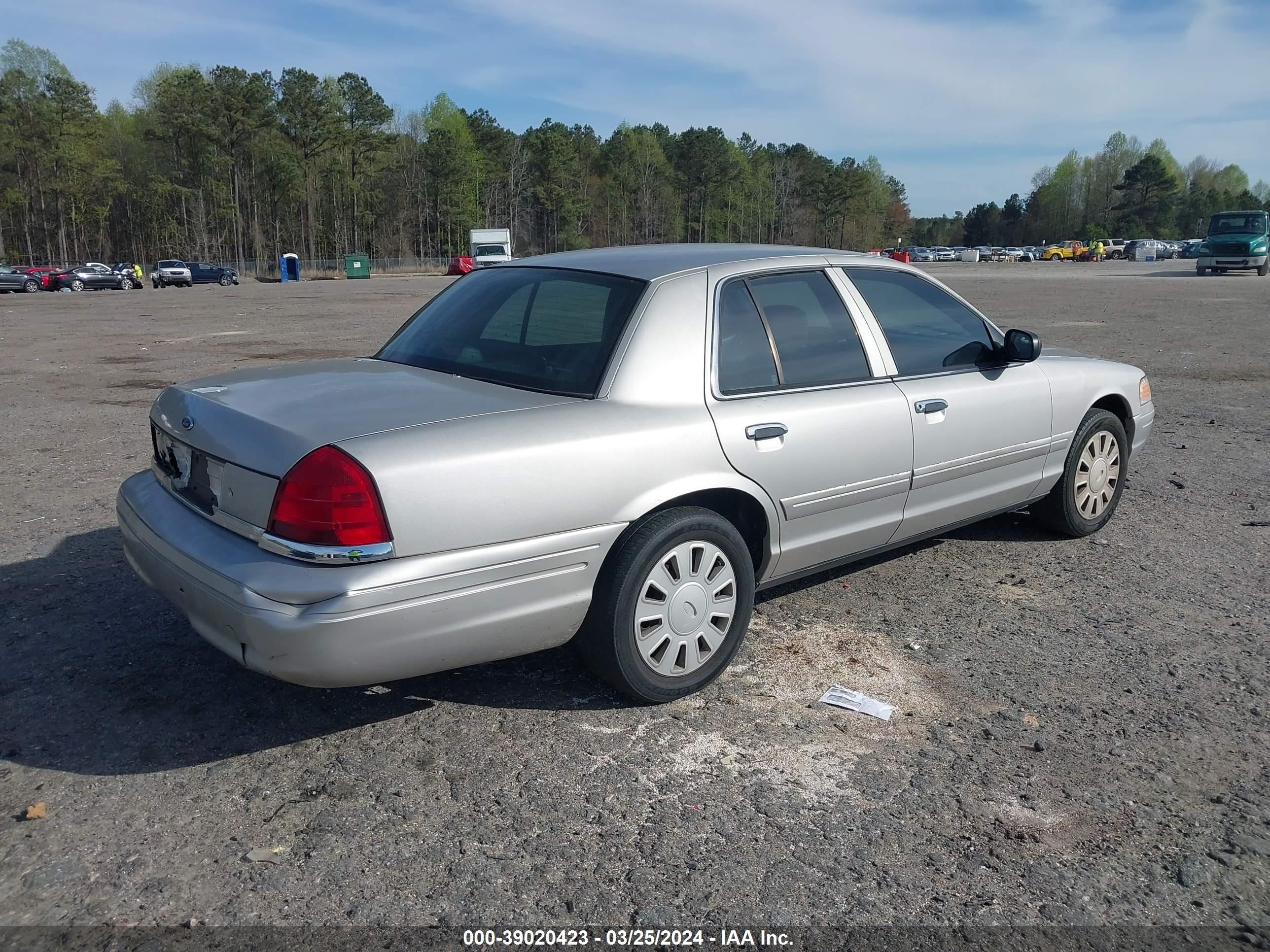 Photo 3 VIN: 2FAFP71V68X168835 - FORD CROWN VICTORIA 