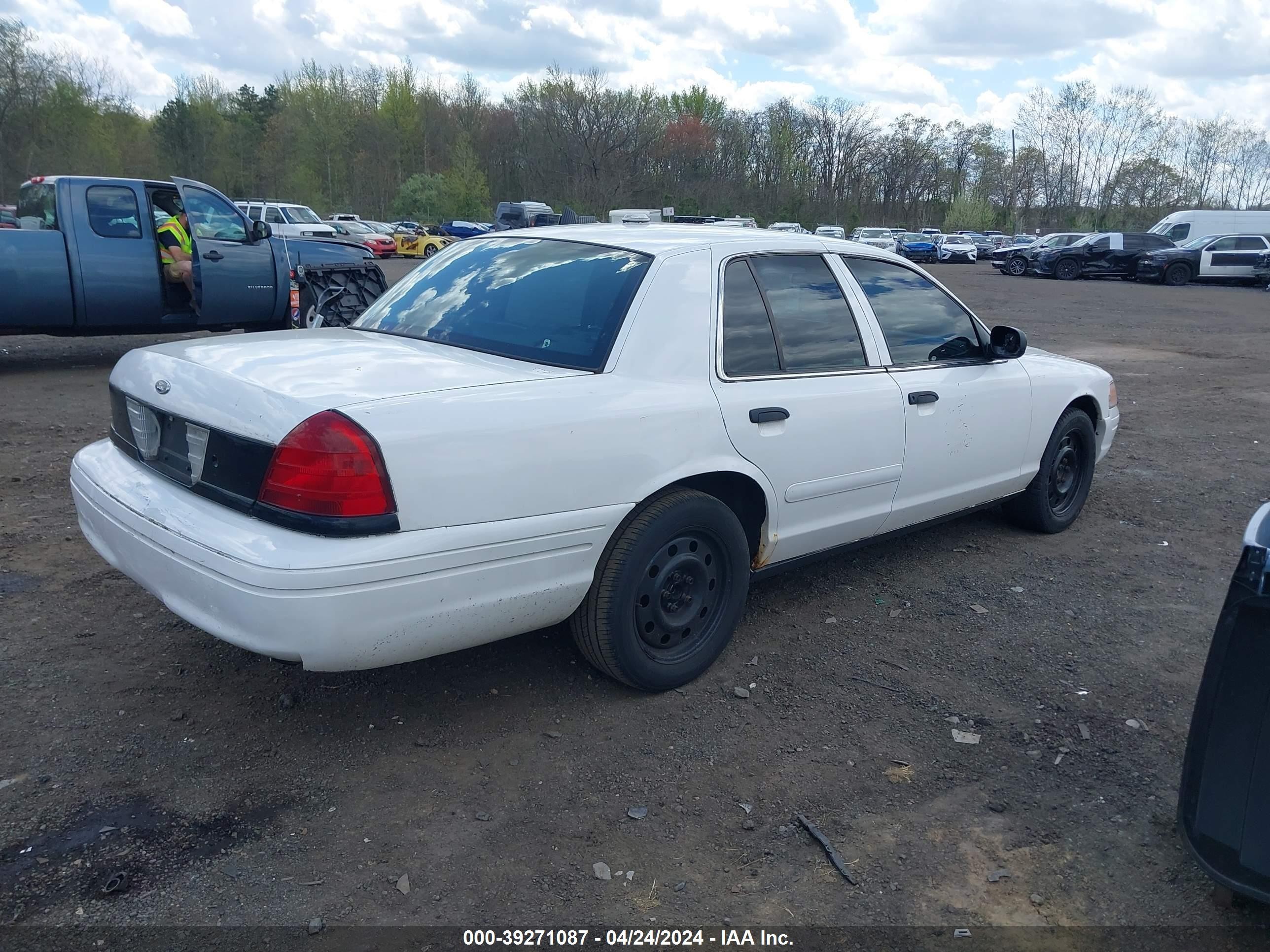 Photo 3 VIN: 2FAFP71V78X162655 - FORD CROWN VICTORIA 