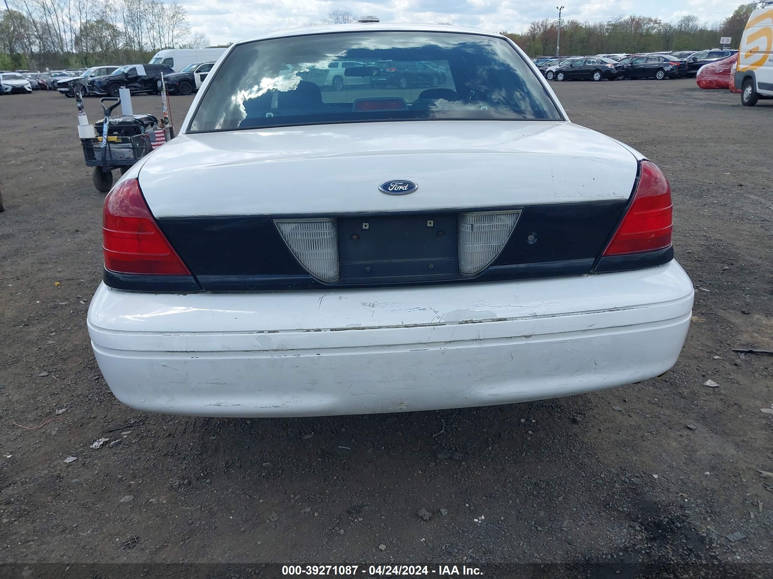 Photo 5 VIN: 2FAFP71V78X162655 - FORD CROWN VICTORIA 