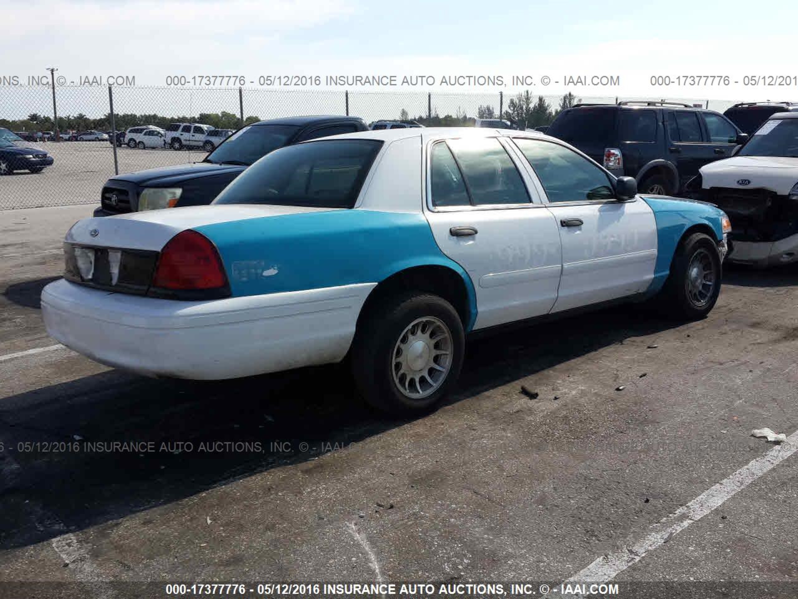 Photo 3 VIN: 2FAFP71V88X155729 - FORD CROWN VICTORIA 