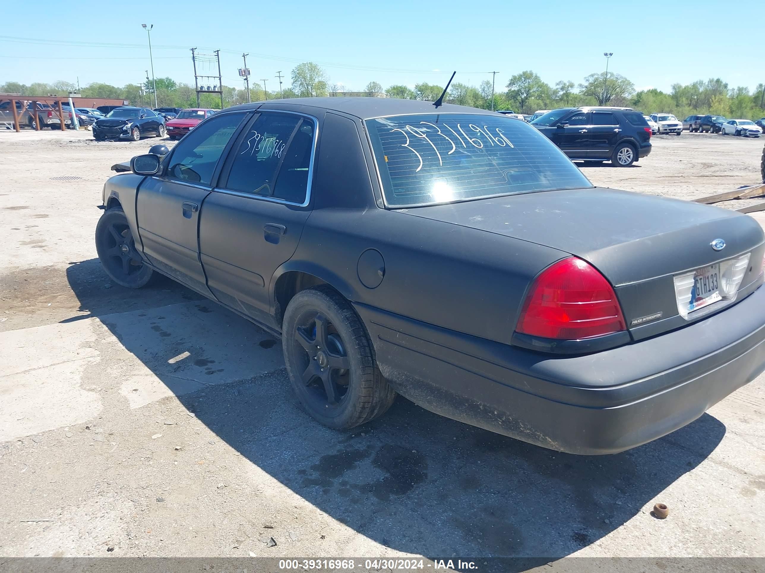 Photo 2 VIN: 2FAFP71VX8X101378 - FORD CROWN VICTORIA 