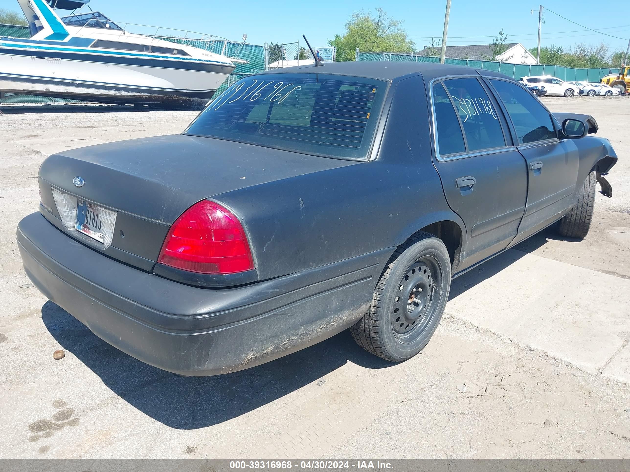 Photo 3 VIN: 2FAFP71VX8X101378 - FORD CROWN VICTORIA 