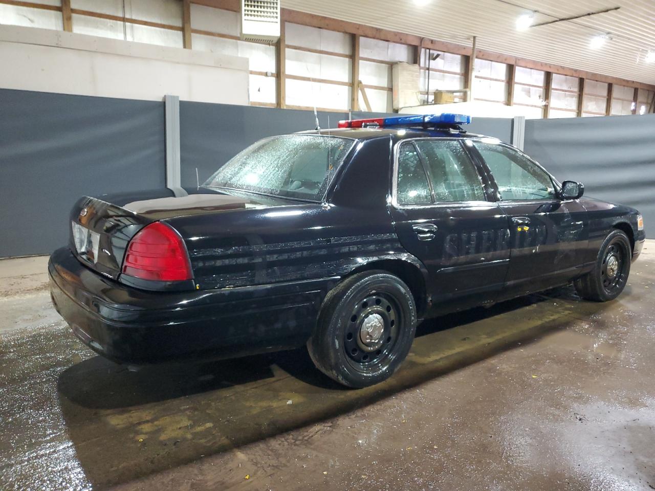 Photo 2 VIN: 2FAFP71VX8X101445 - FORD CROWN VICTORIA 