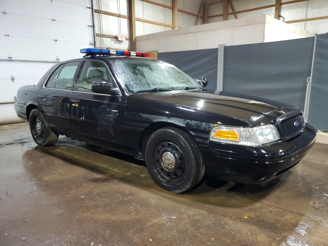 Photo 3 VIN: 2FAFP71VX8X101445 - FORD CROWN VICTORIA 