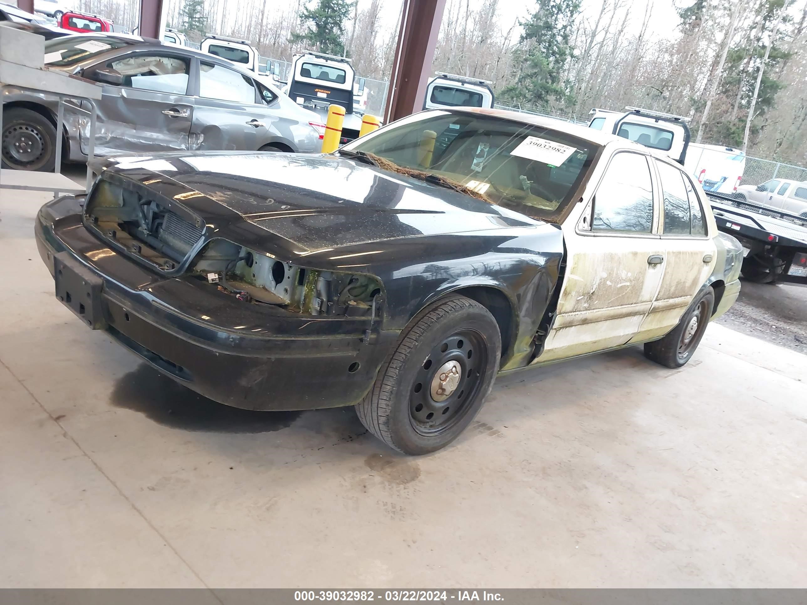 Photo 1 VIN: 2FAFP71VX8X136924 - FORD CROWN VICTORIA 