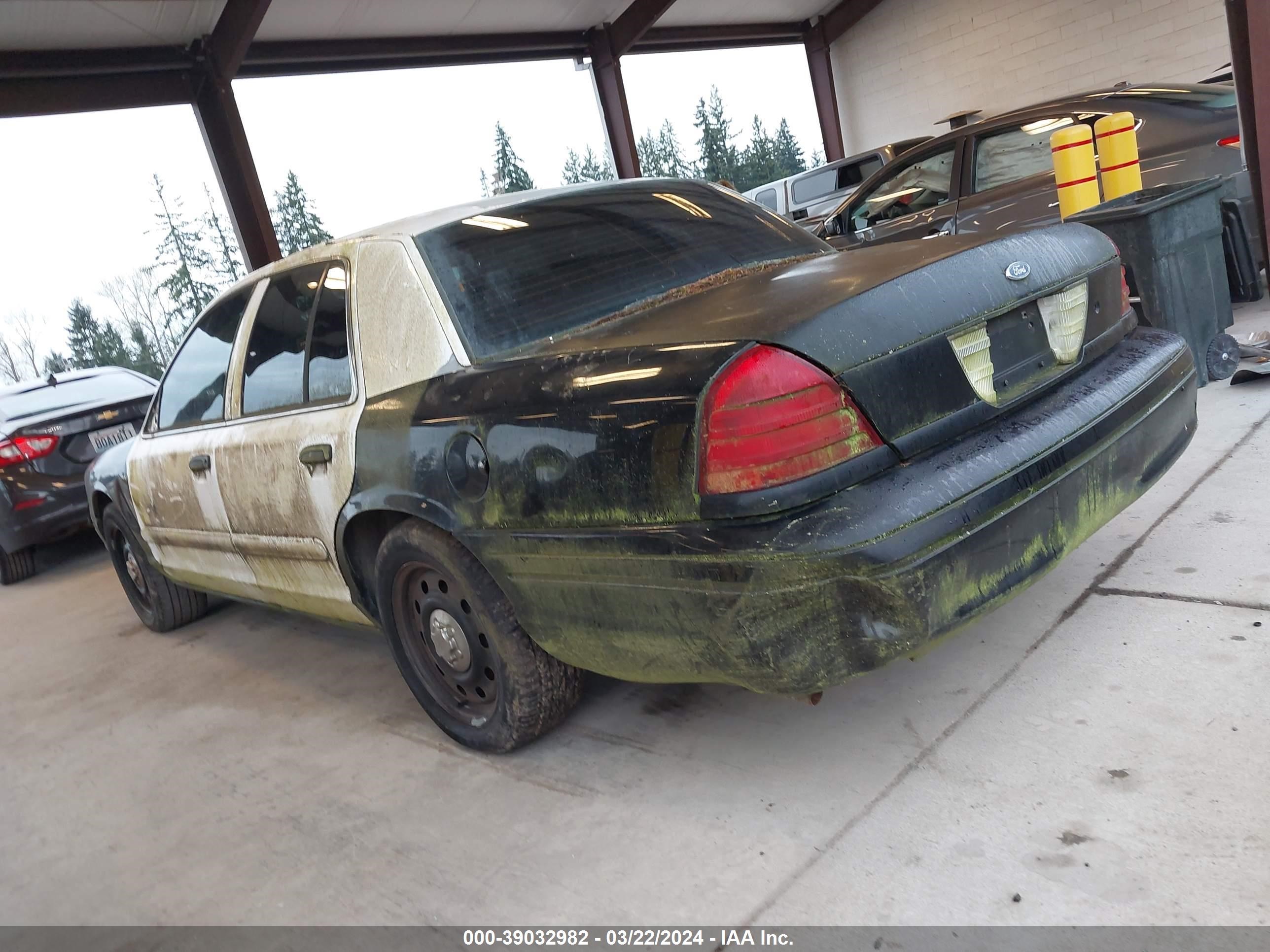 Photo 2 VIN: 2FAFP71VX8X136924 - FORD CROWN VICTORIA 