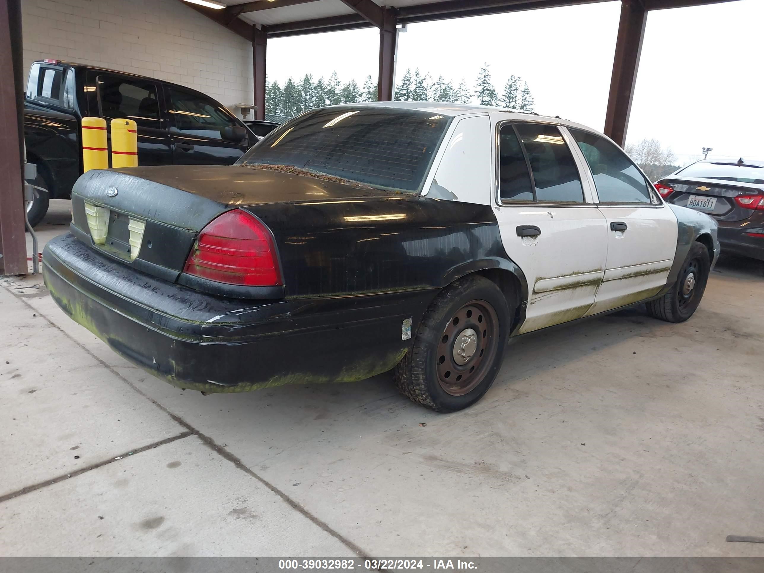 Photo 3 VIN: 2FAFP71VX8X136924 - FORD CROWN VICTORIA 