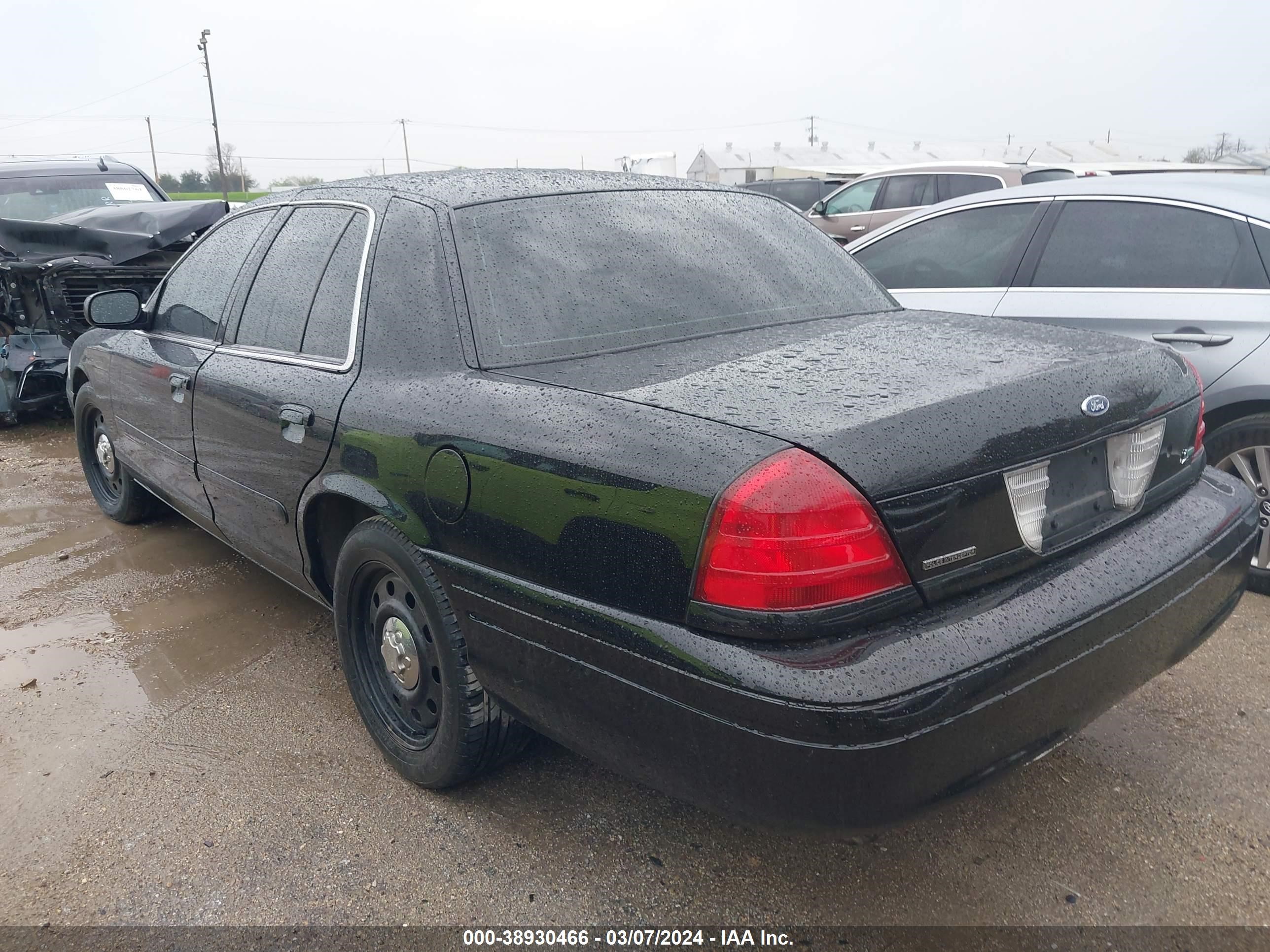 Photo 2 VIN: 2FAFP71W01X144304 - FORD CROWN VICTORIA 