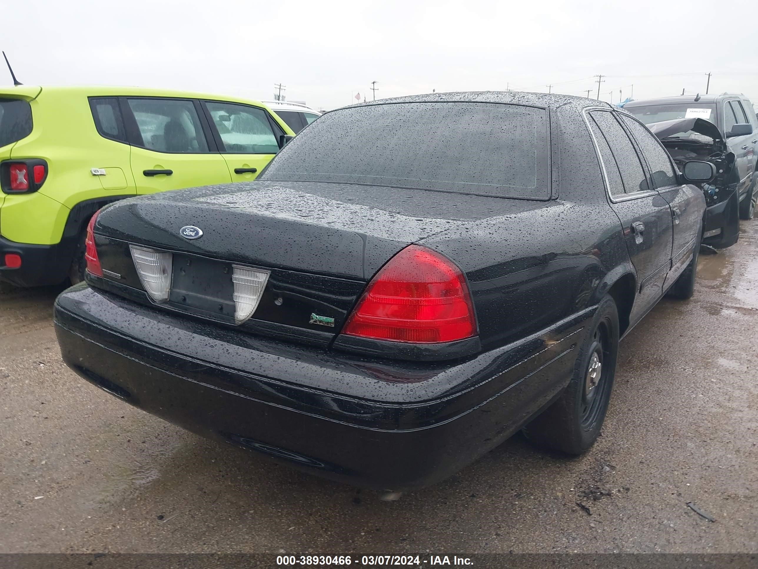 Photo 3 VIN: 2FAFP71W01X144304 - FORD CROWN VICTORIA 