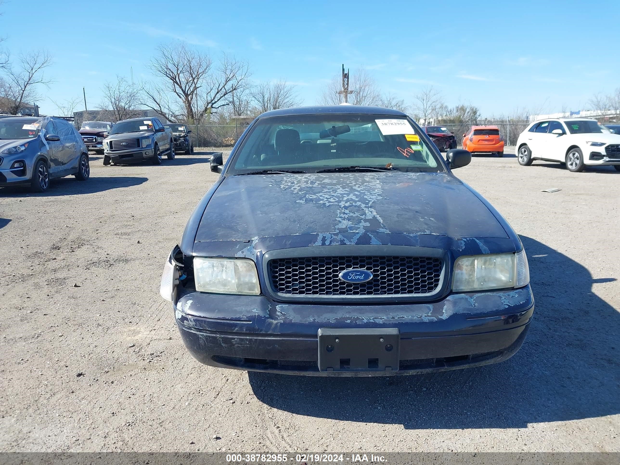 Photo 10 VIN: 2FAFP71W03X136187 - FORD CROWN VICTORIA 