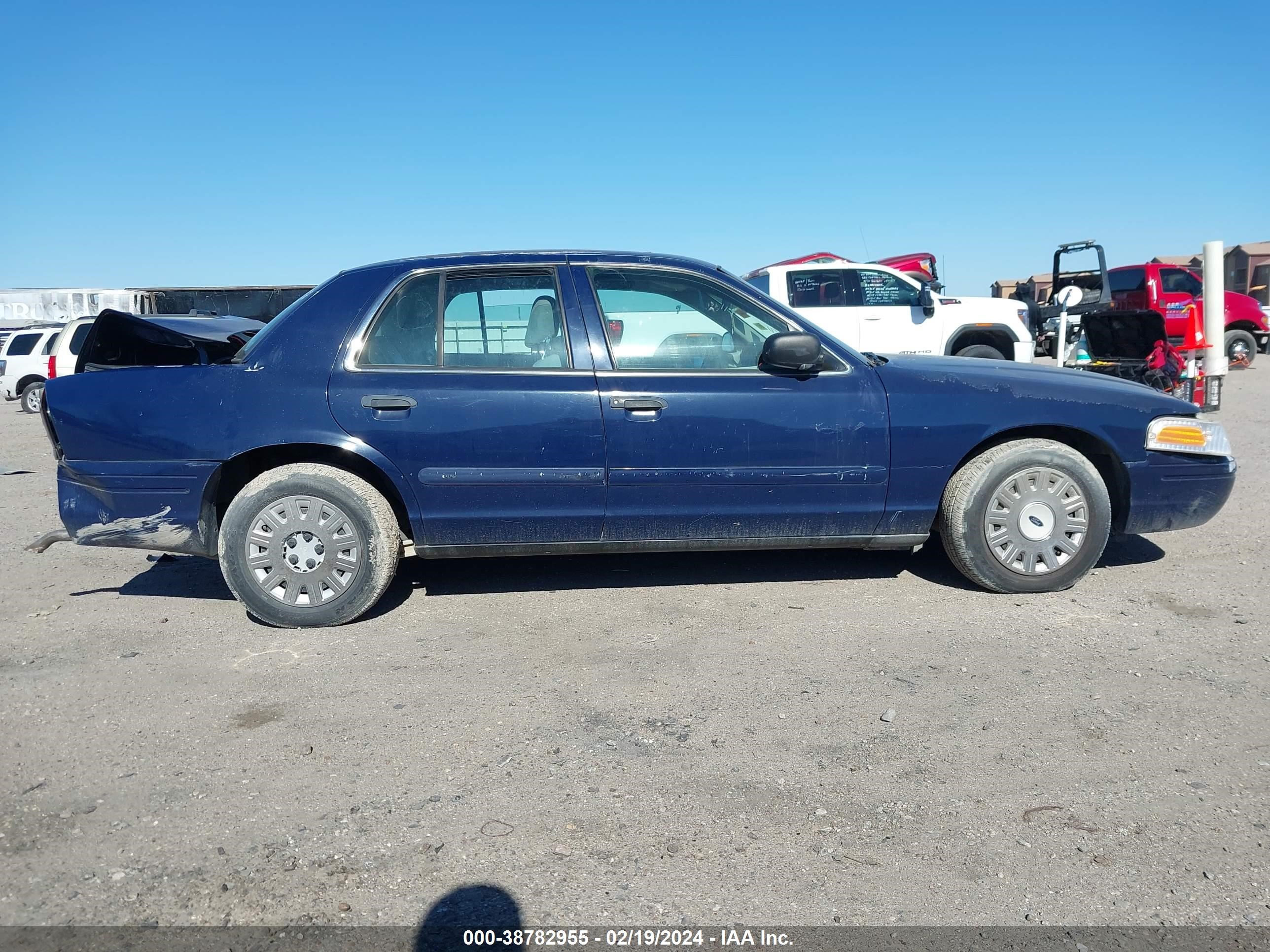 Photo 11 VIN: 2FAFP71W03X136187 - FORD CROWN VICTORIA 