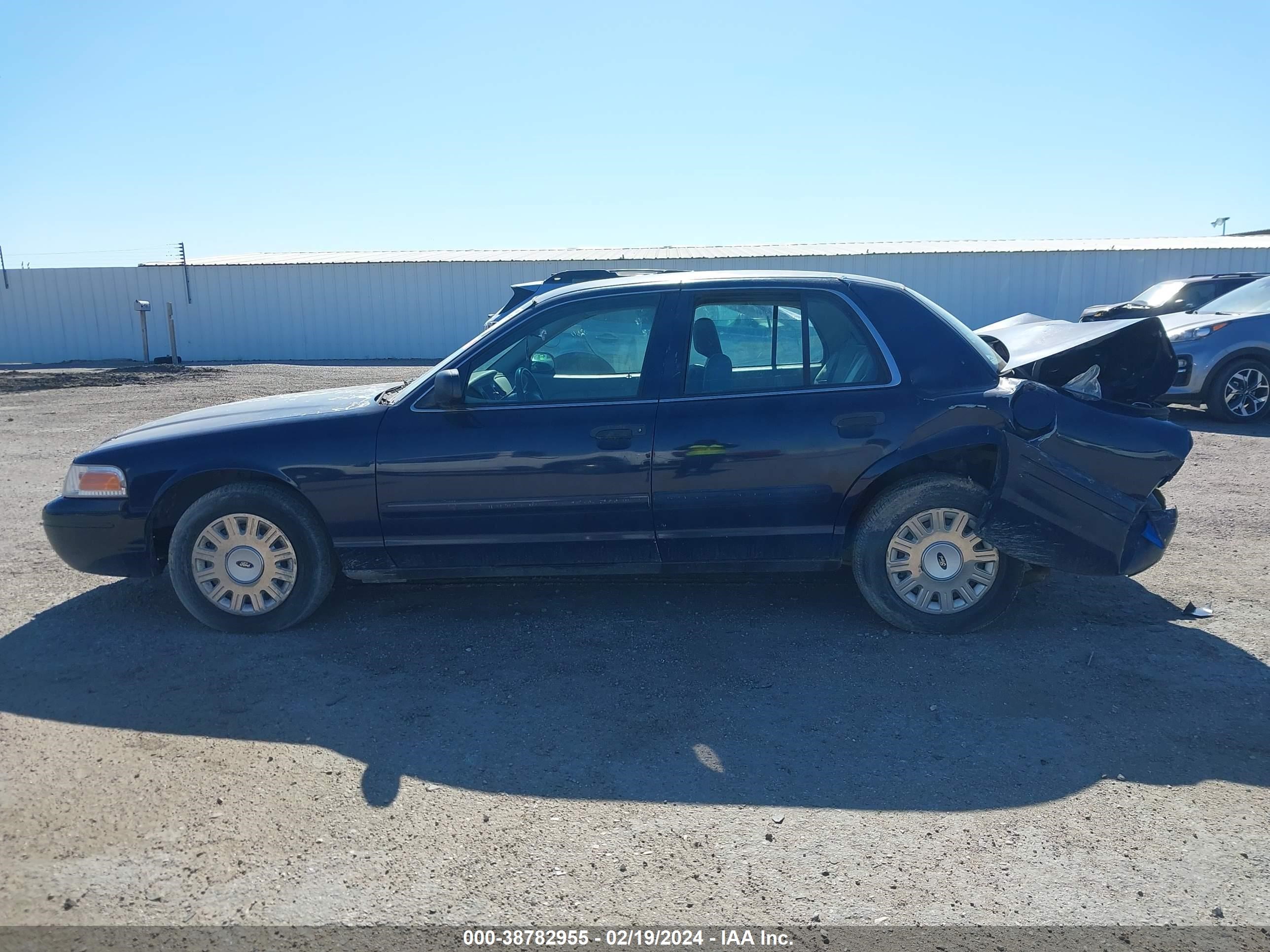 Photo 12 VIN: 2FAFP71W03X136187 - FORD CROWN VICTORIA 