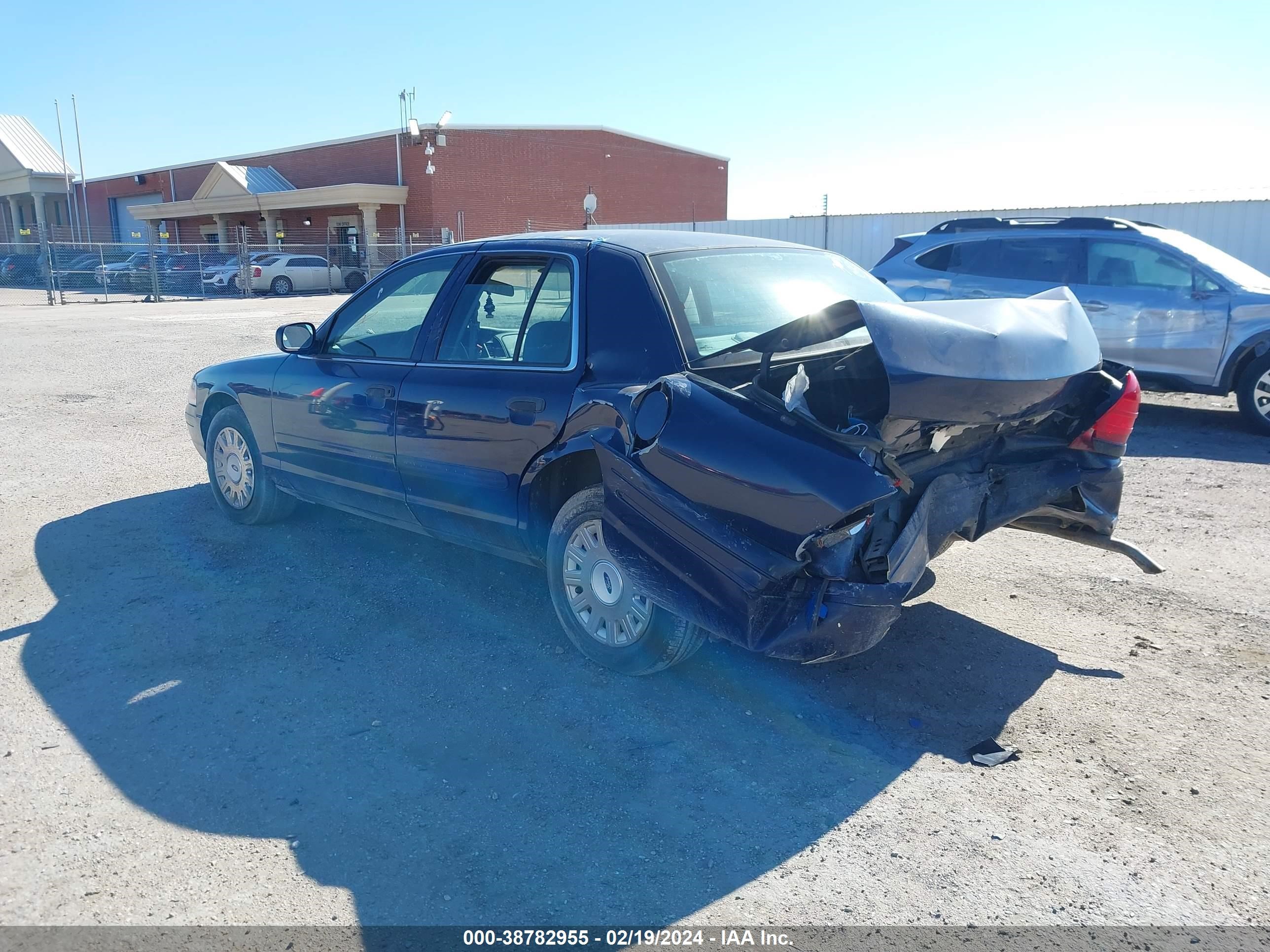 Photo 2 VIN: 2FAFP71W03X136187 - FORD CROWN VICTORIA 