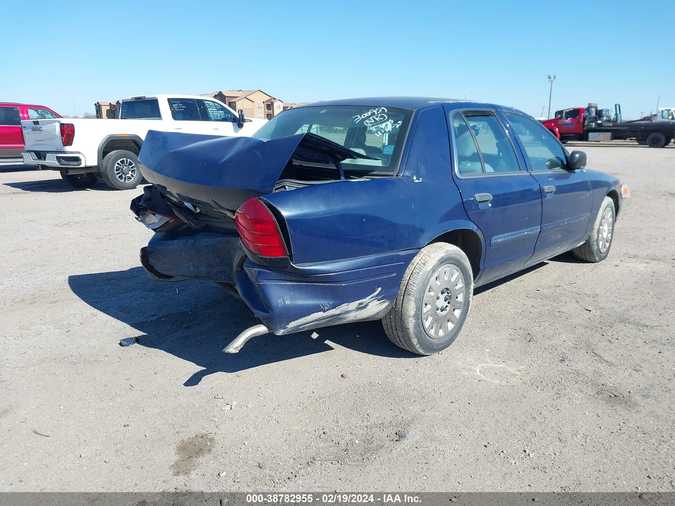 Photo 3 VIN: 2FAFP71W03X136187 - FORD CROWN VICTORIA 