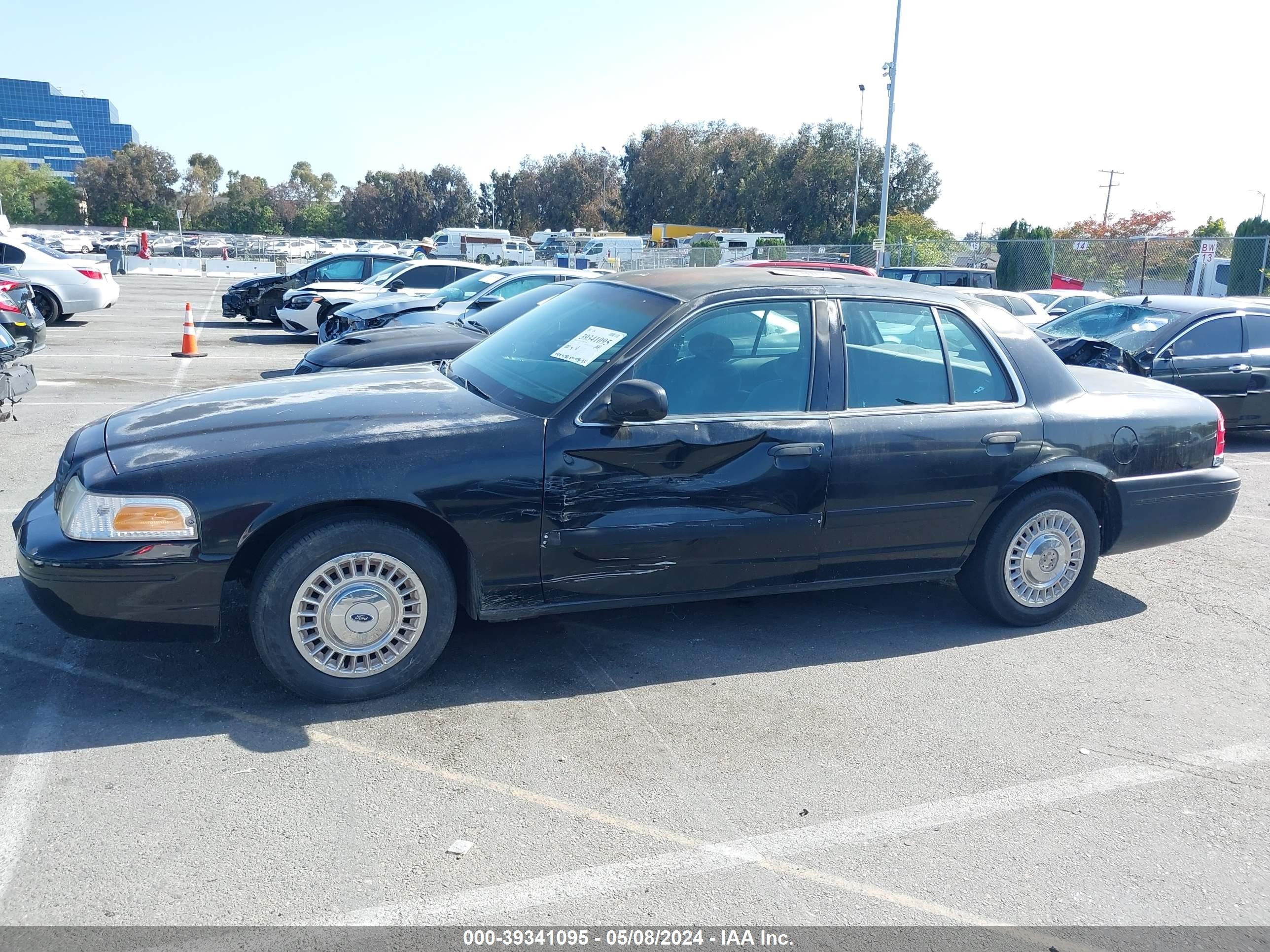 Photo 13 VIN: 2FAFP71W1XX173643 - FORD CROWN VICTORIA 