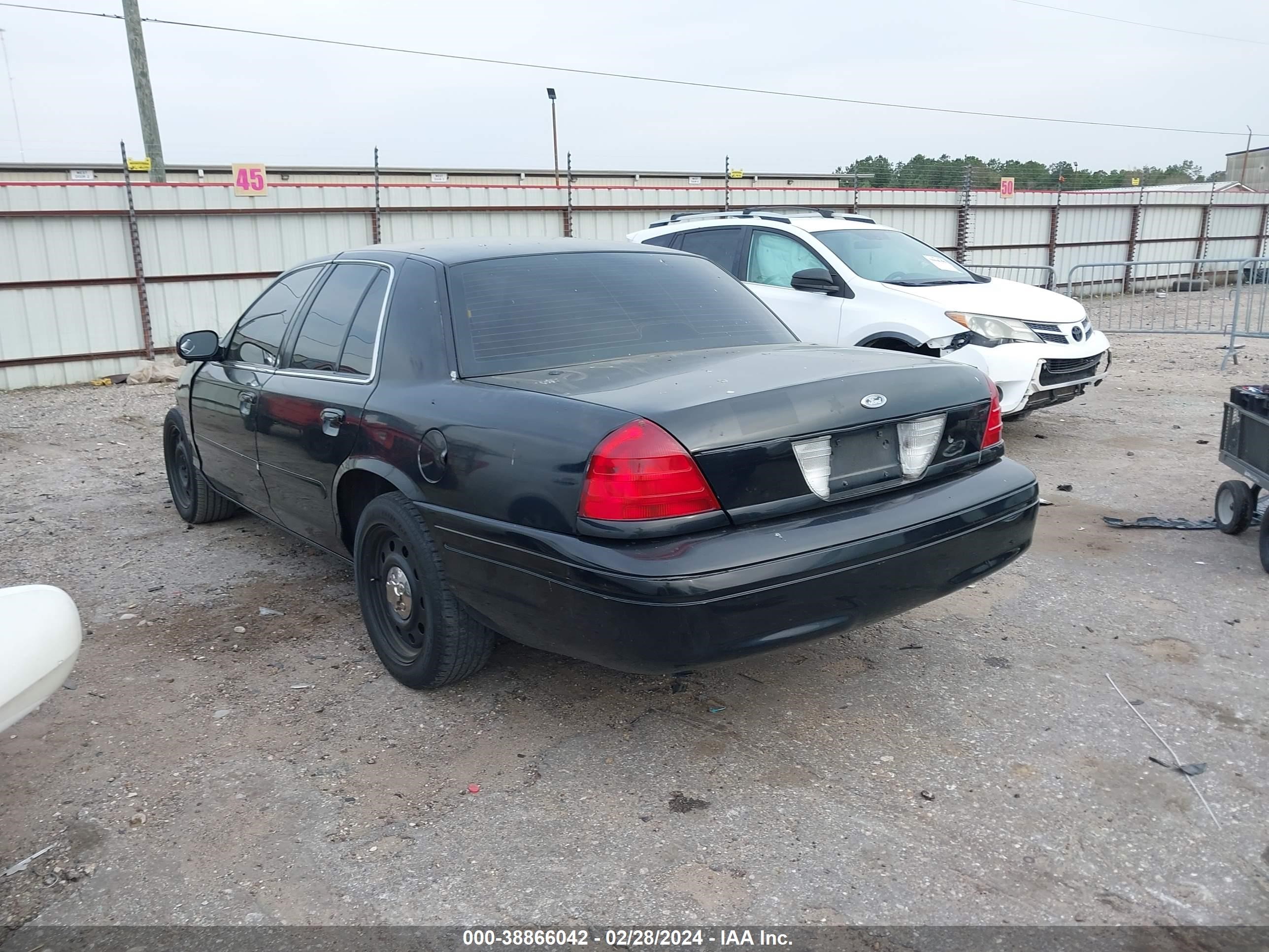 Photo 2 VIN: 2FAFP71W27X132065 - FORD CROWN VICTORIA 