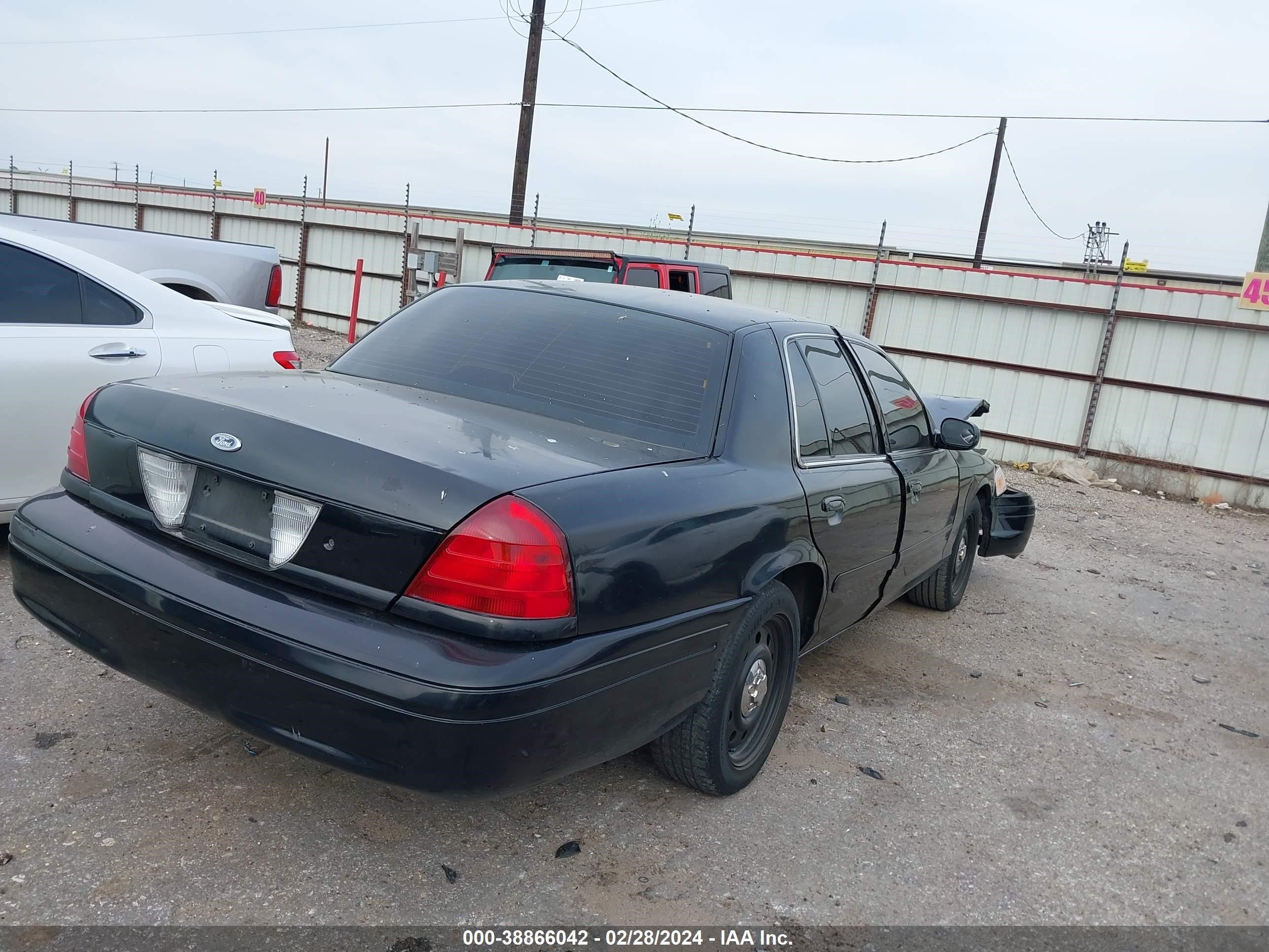 Photo 3 VIN: 2FAFP71W27X132065 - FORD CROWN VICTORIA 